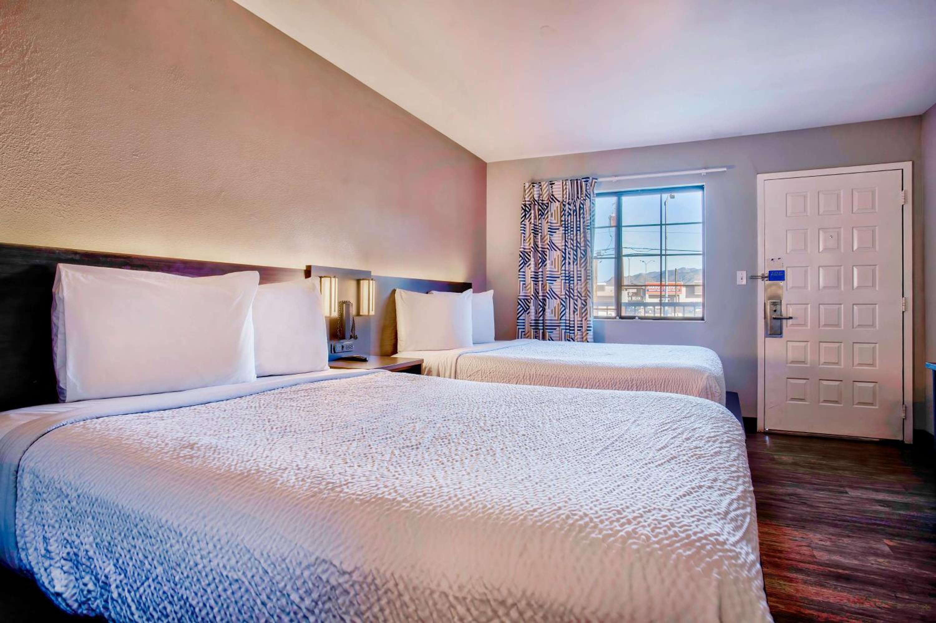 Queen Room with Two Queen Beds photo 3
