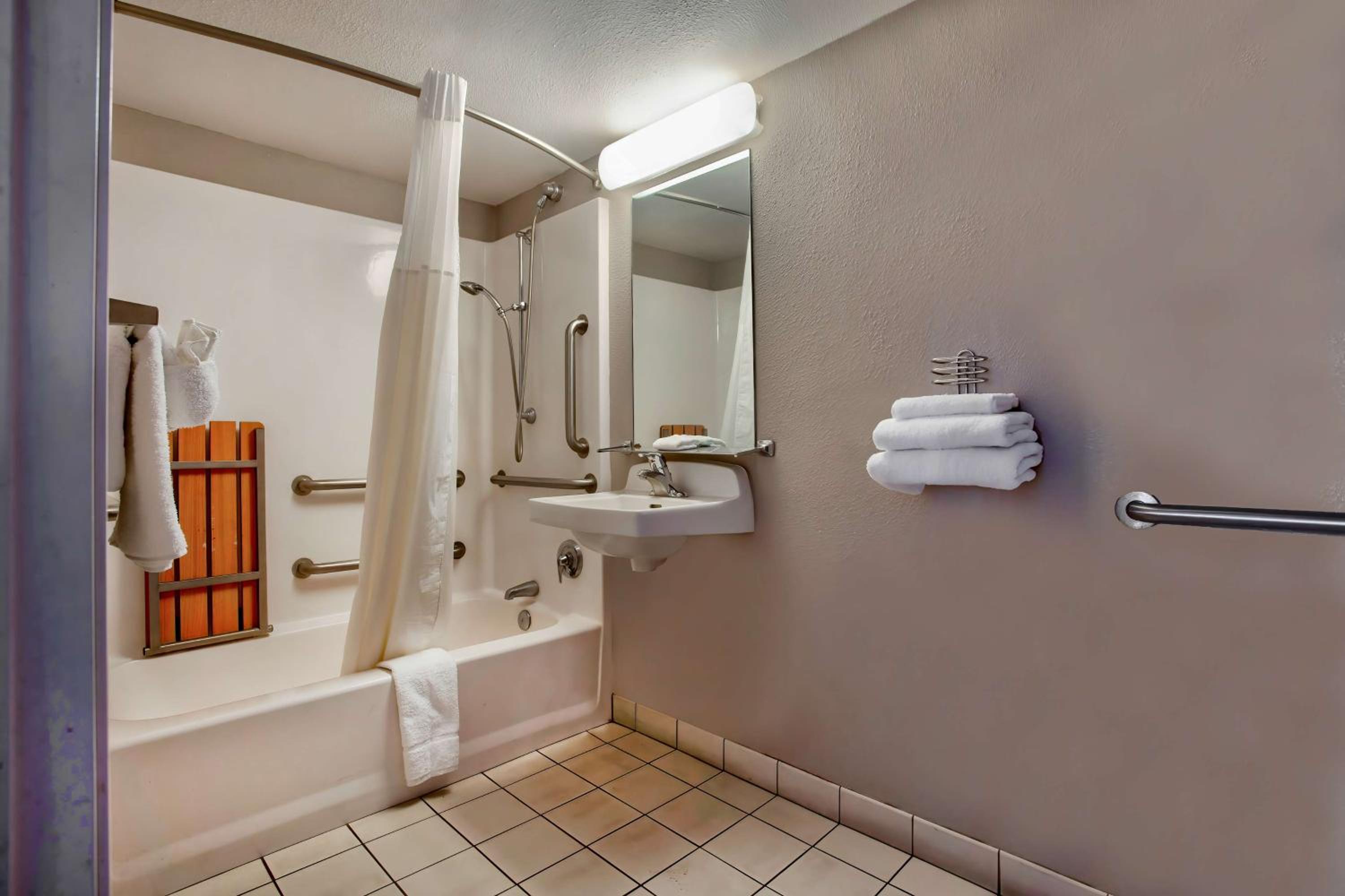 Quadruple Room - Disability Access photo 2