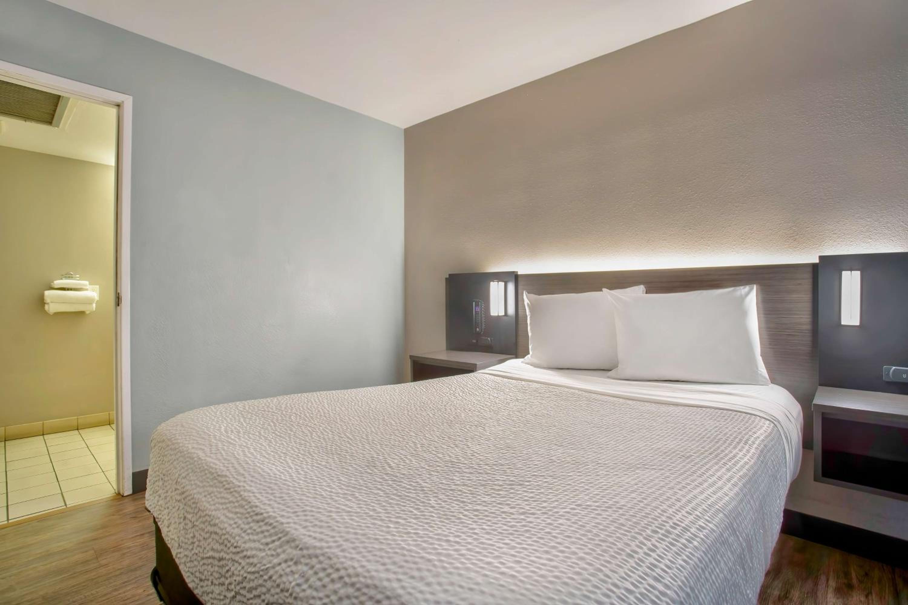 Queen Room photo 1