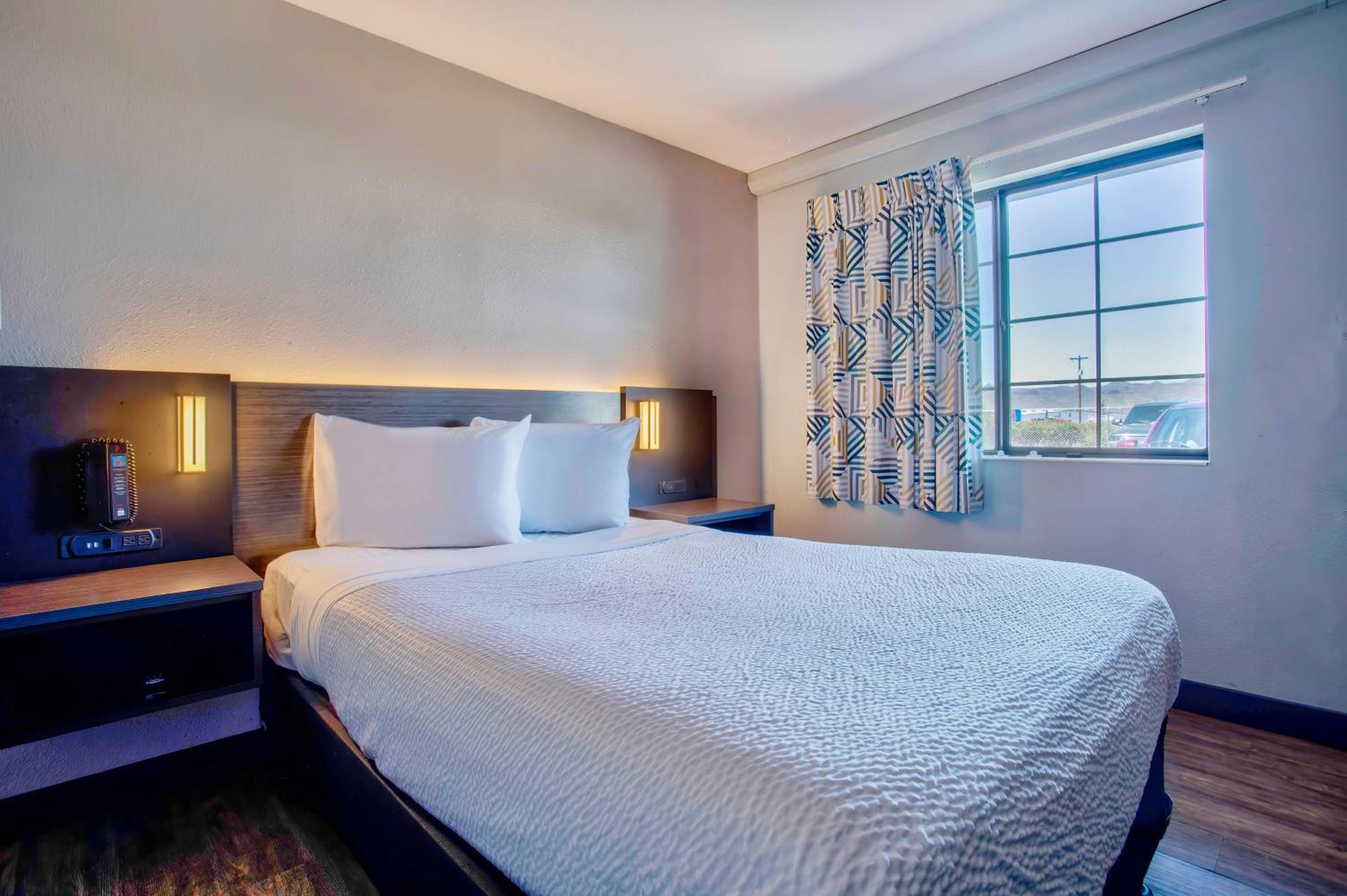 Queen Room photo 2