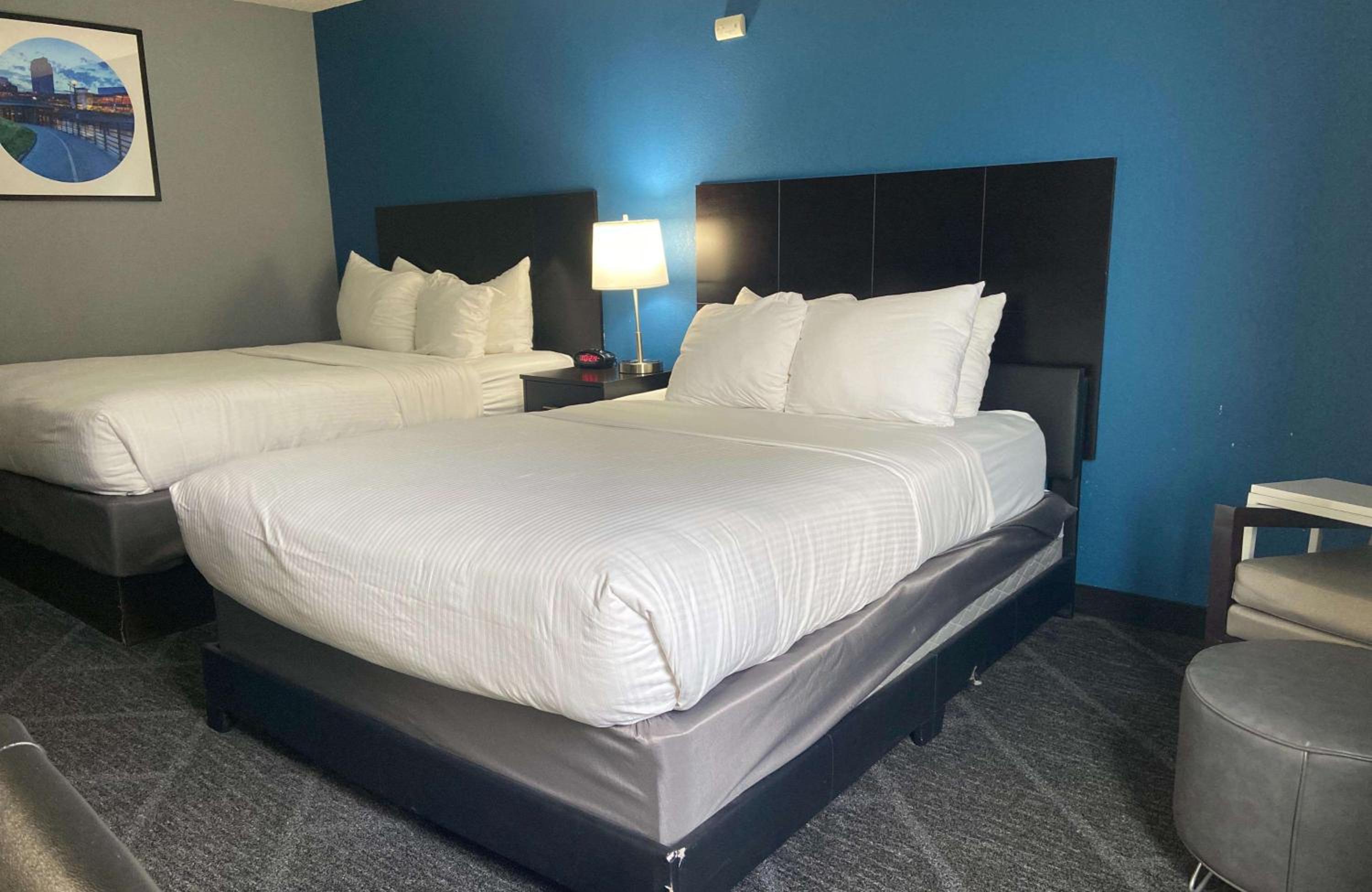 Large Queen Room With Two Queen Beds - Photo 3