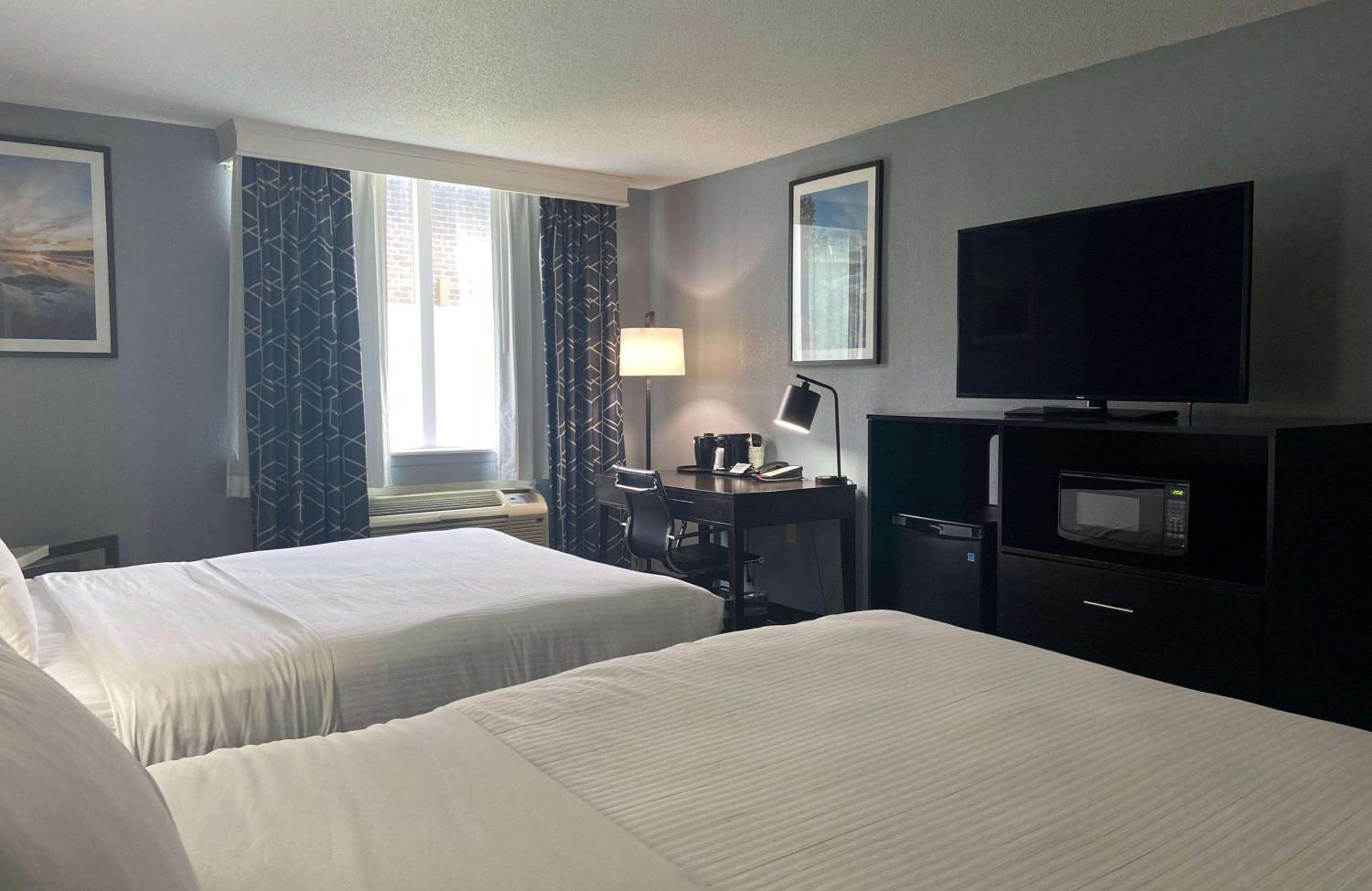 Large Queen Room With Two Queen Beds - Photo 2