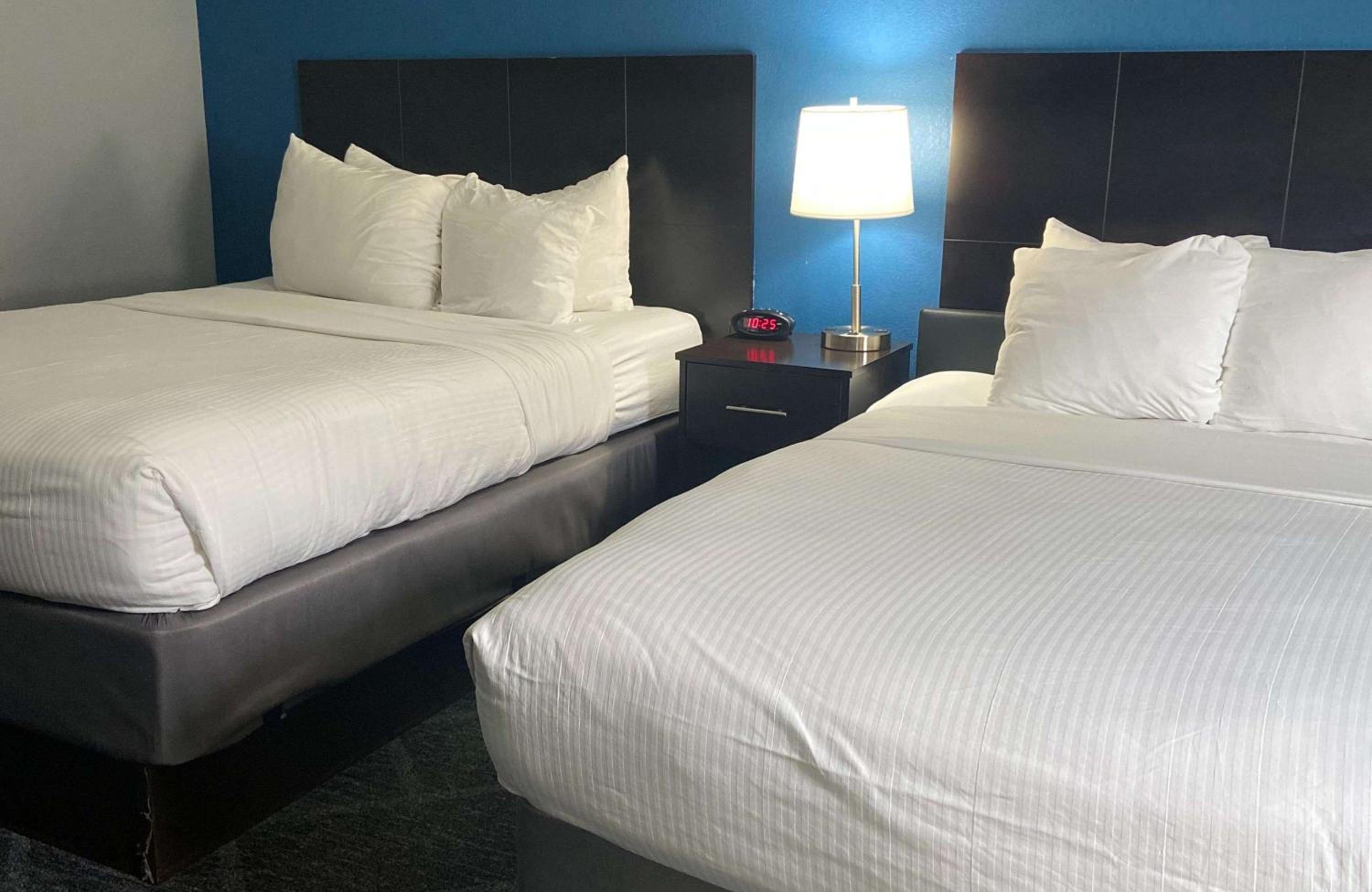 Large Queen Room With Two Queen Beds - Photo 4