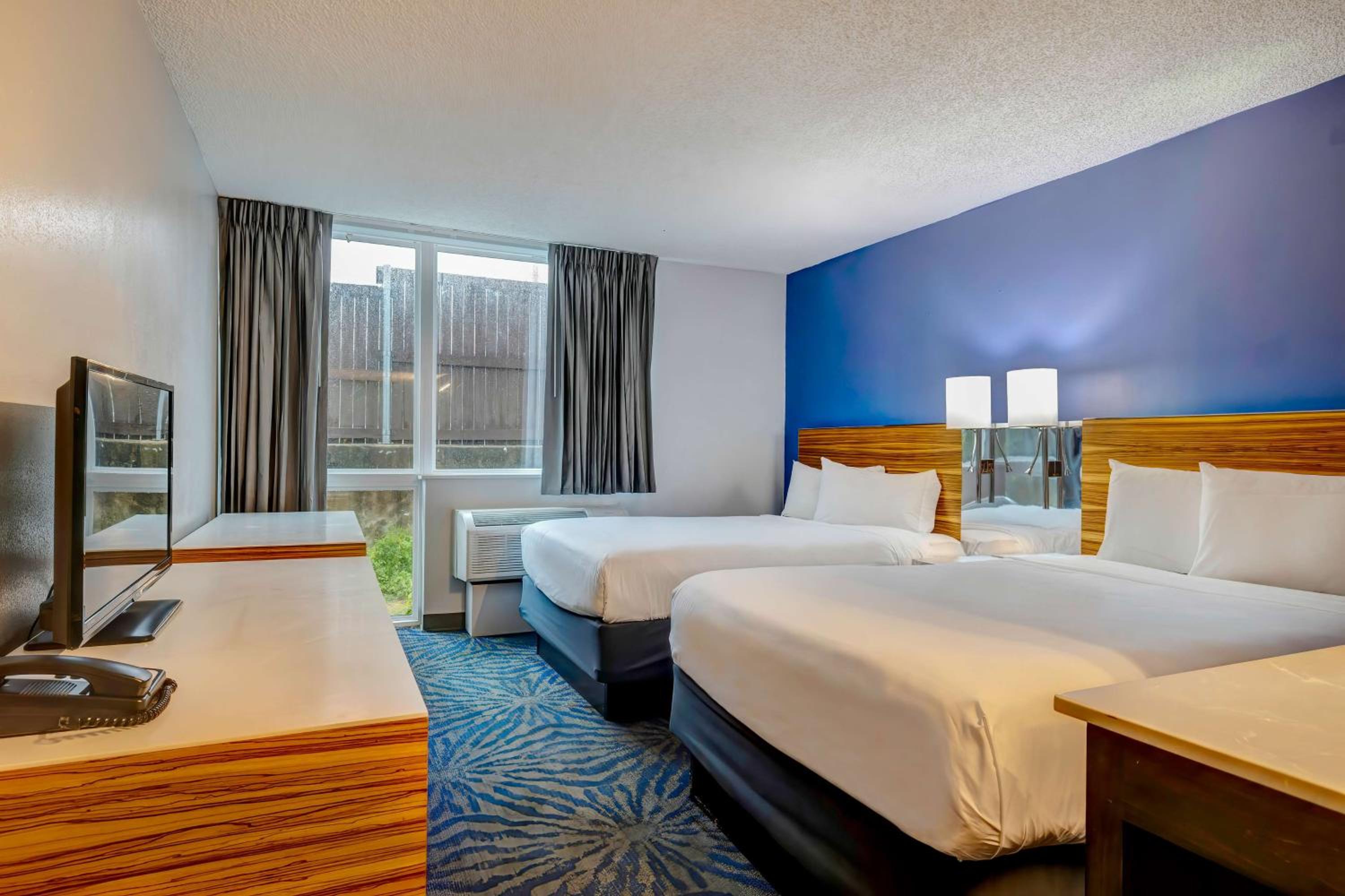 Quadruple Room - Non-Smoking - Photo 1