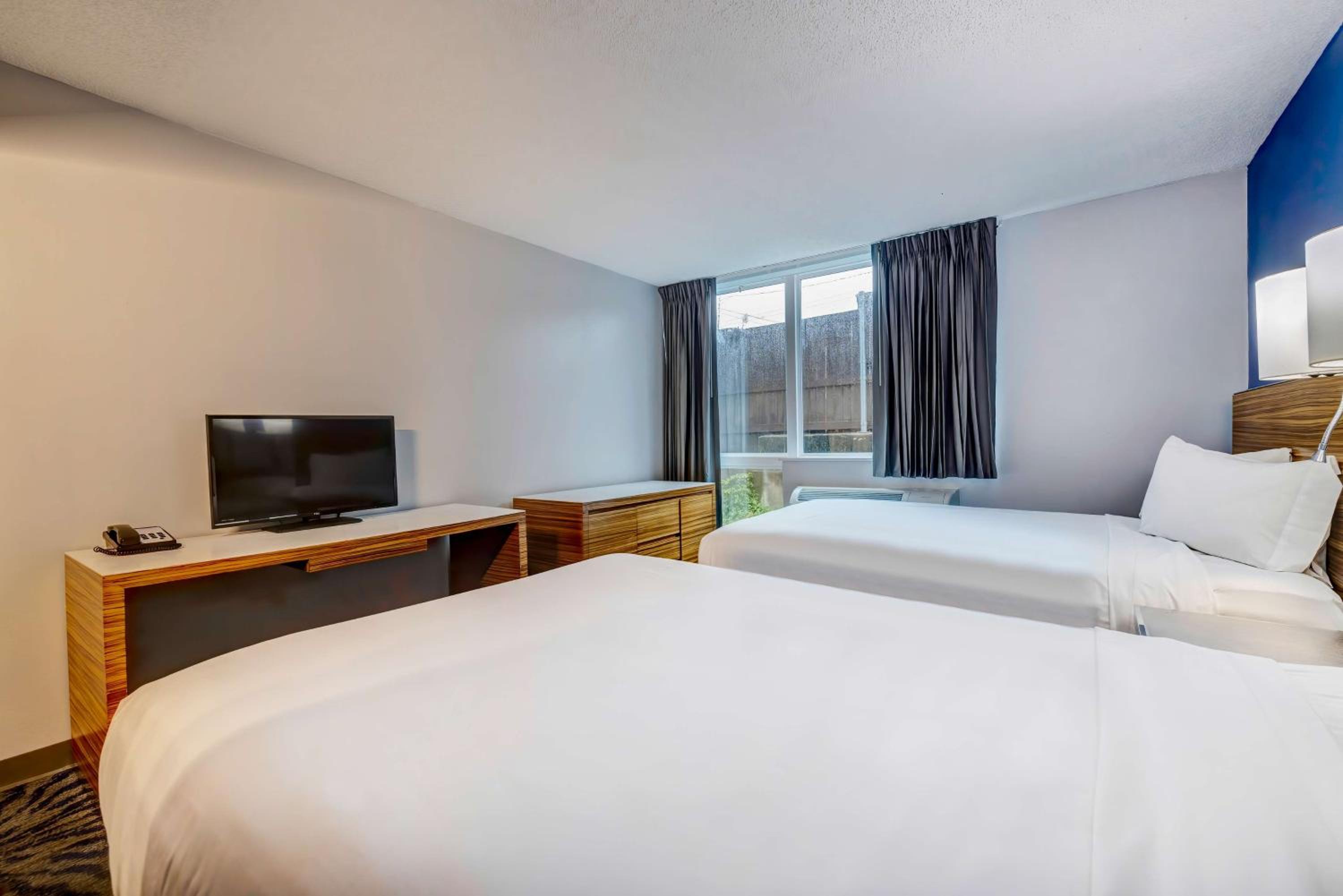 Quadruple Room - Non-Smoking - Photo 2