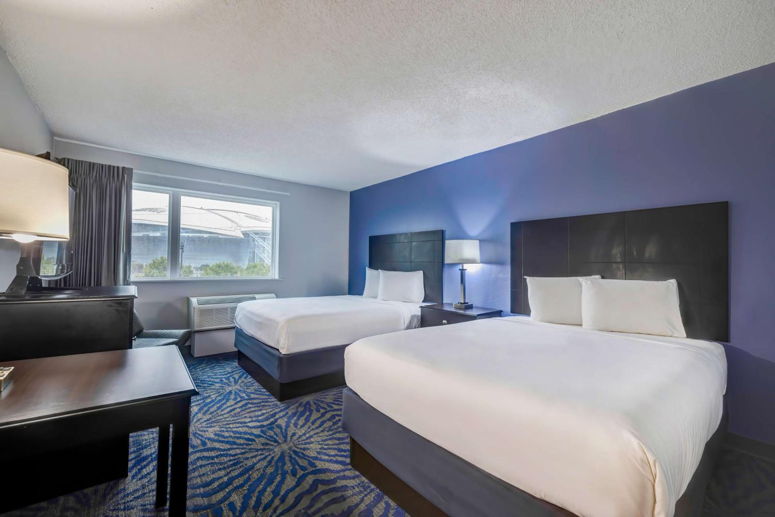 Queen Room with Two Queen Beds - Disability Access - Non-Smoking - Photo 1