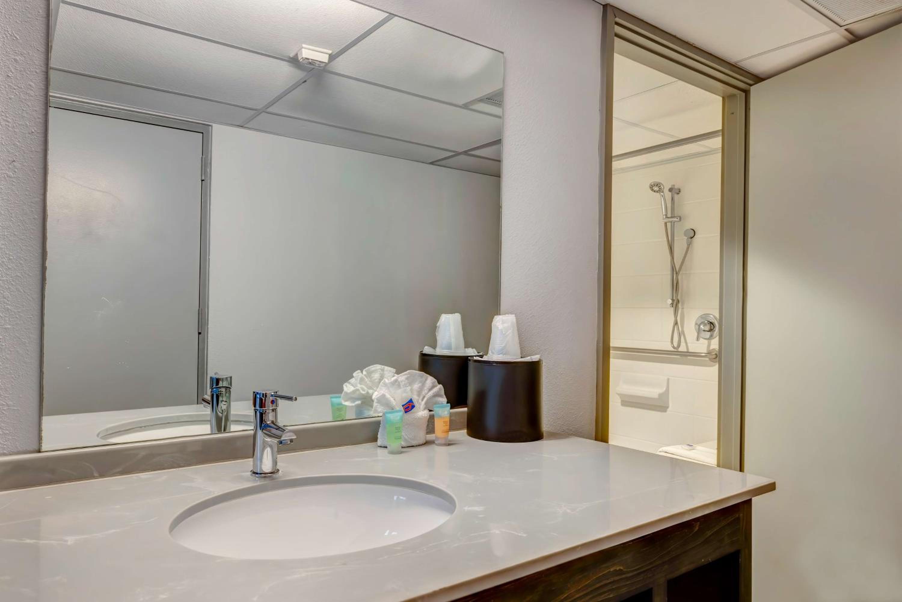 King Room - Disability Access - Non-Smoking - Photo 4