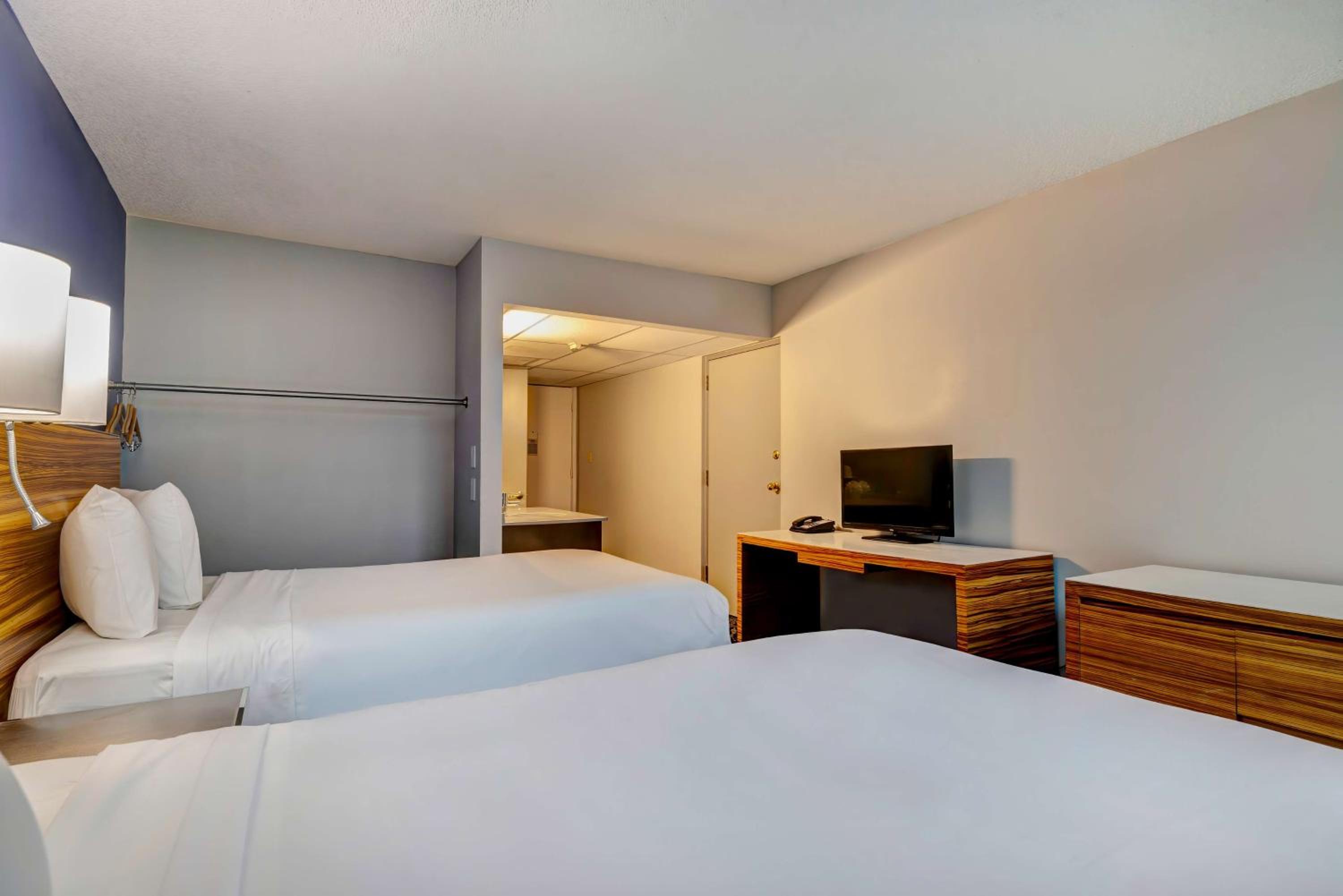 King Room with Roll-in Shower - Disability Access - Non-Smoking - Photo 2