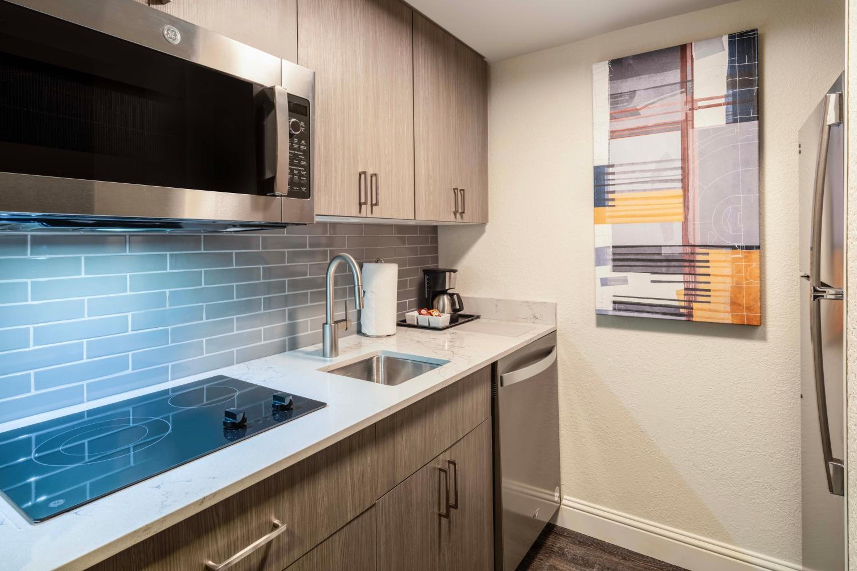 One-Bedroom King Suite with Sofa Bed, Kitchen and Tub - Disability Access - Photo 5