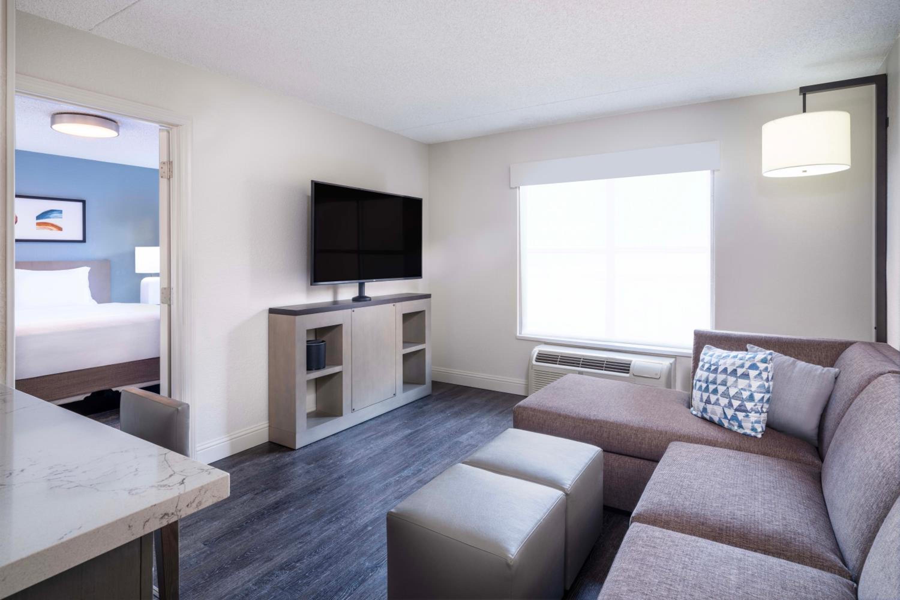 One-Bedroom King Suite with Sofa Bed, Kitchen and Tub - Disability Access - Photo 2