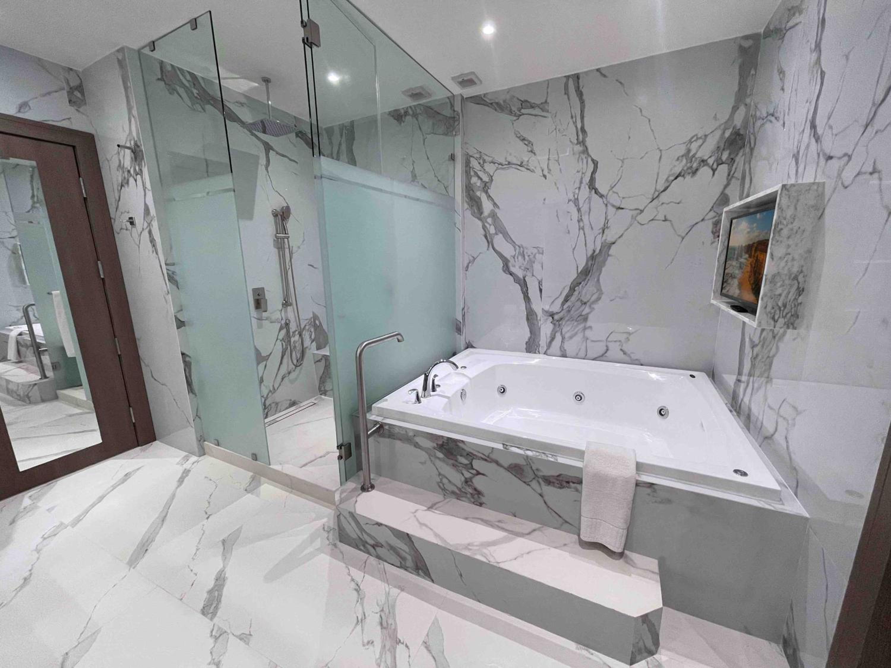 Suite with Spa Bath - Photo 4