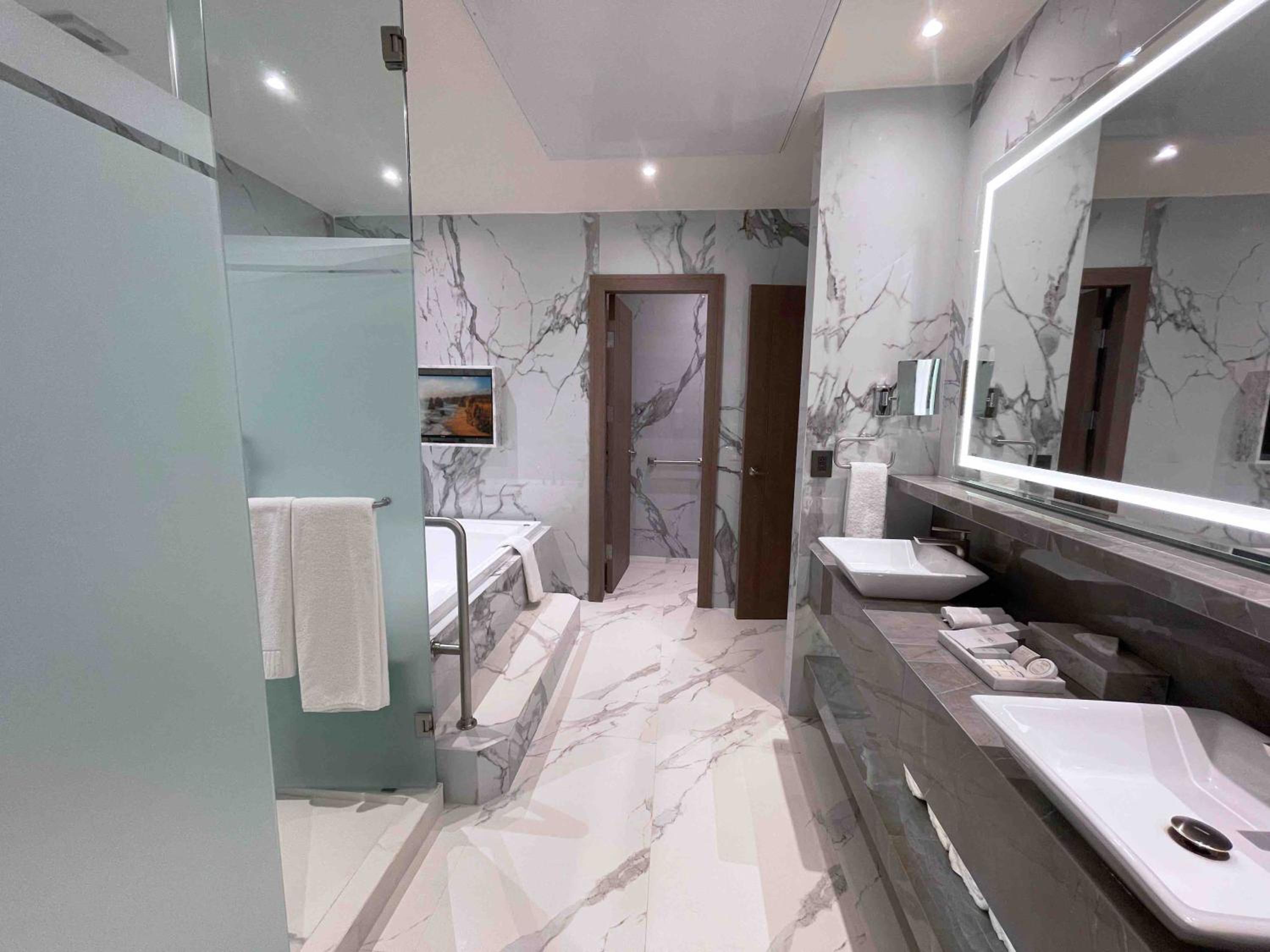 Suite with Spa Bath - Photo 2