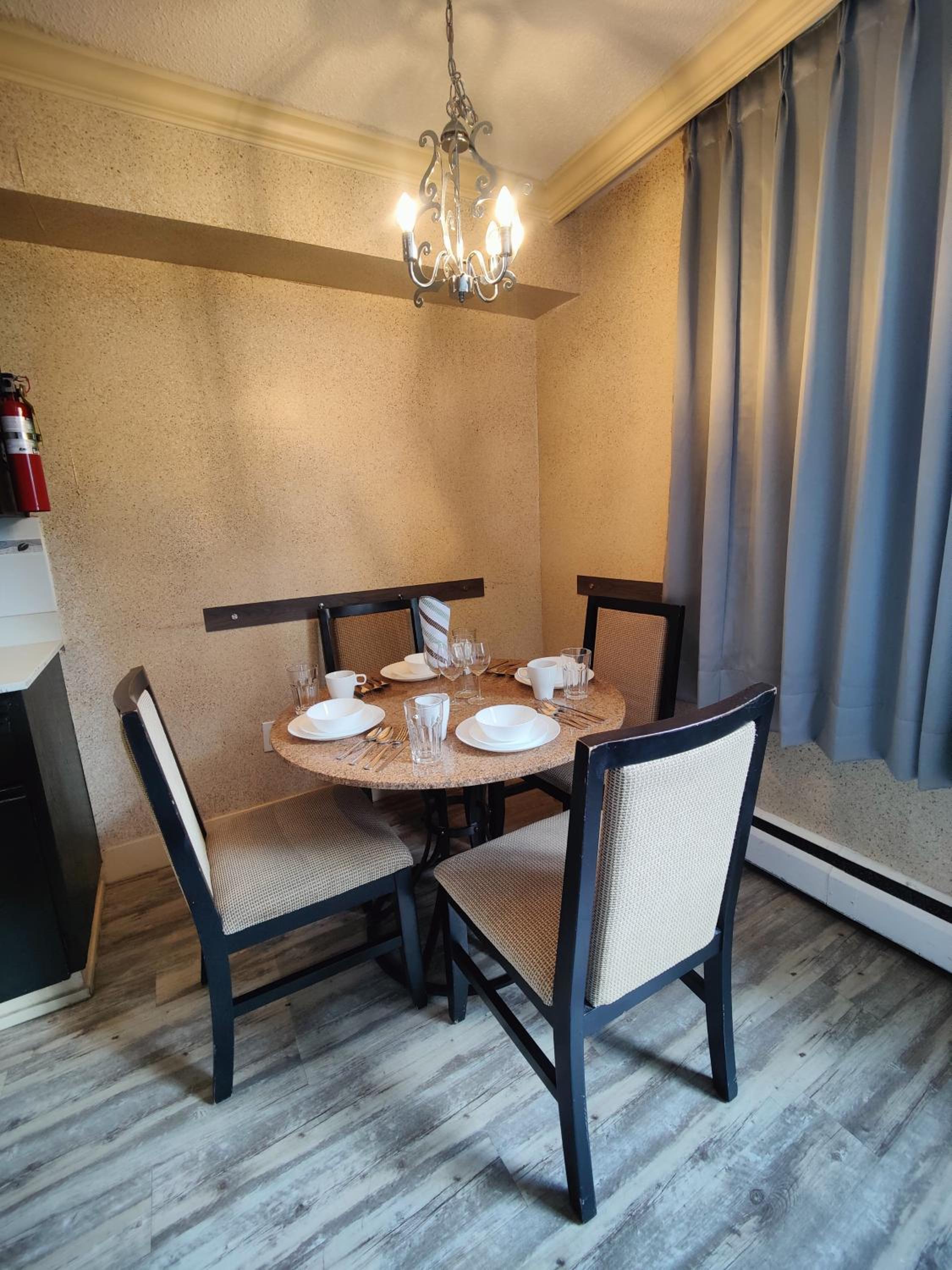 Apartment with Two Queen Beds and Balcony - Photo 13