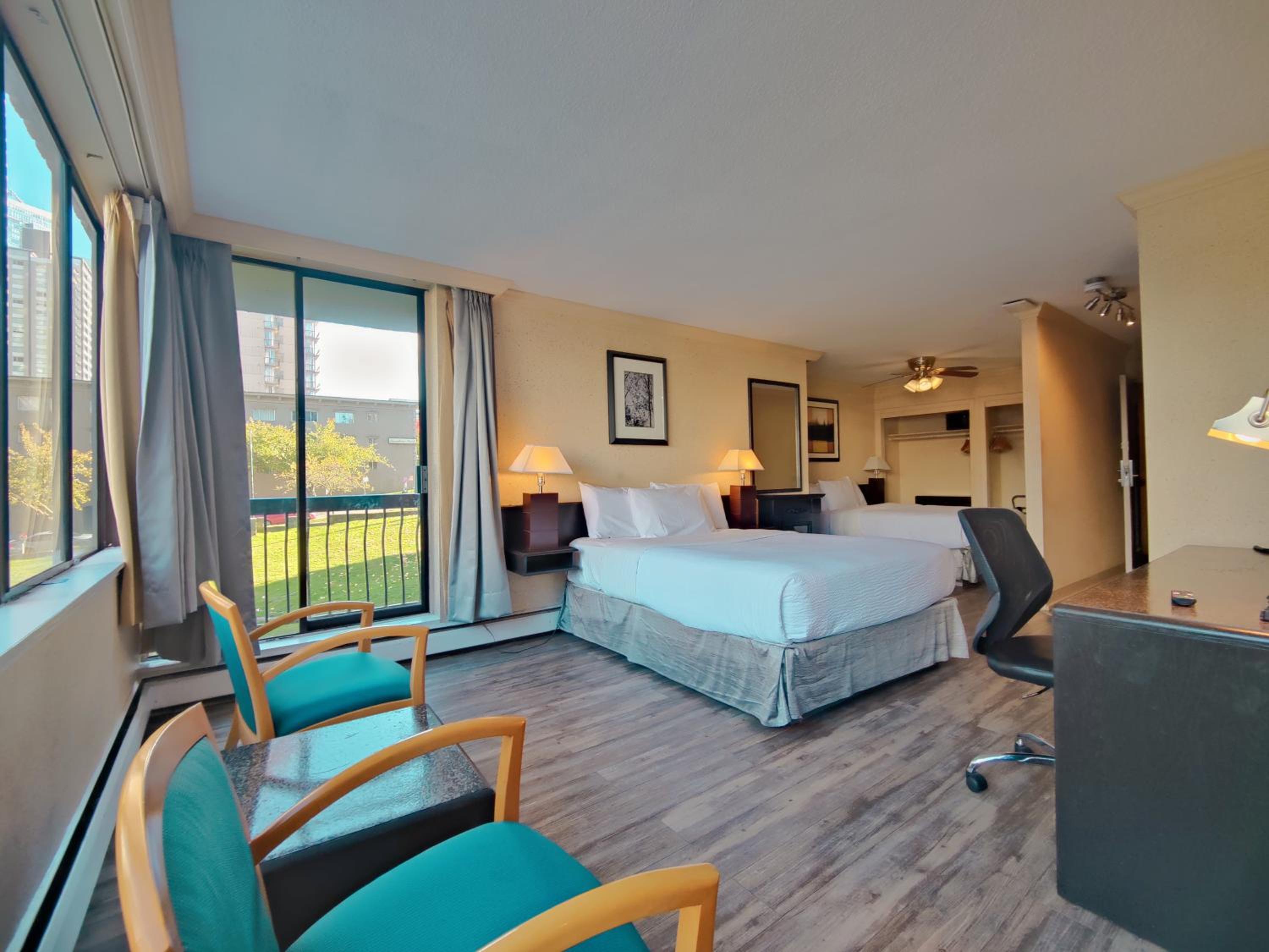 Apartment with Two Queen Beds and Balcony - Photo 8