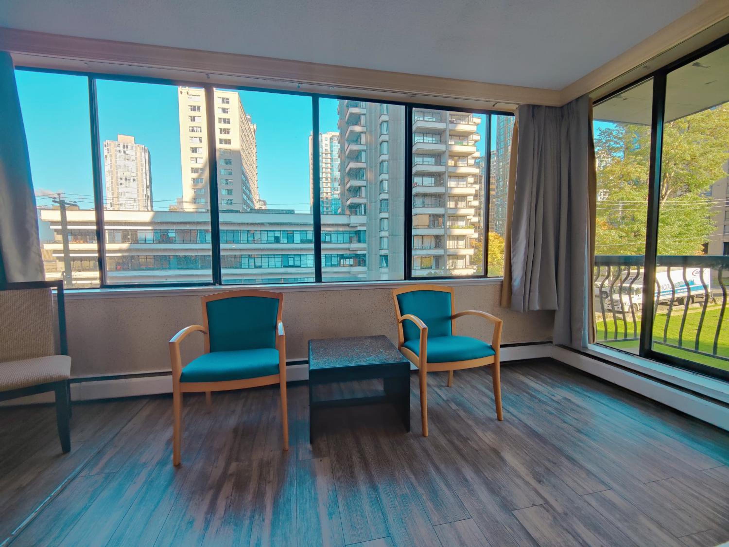 Apartment with Two Queen Beds and Balcony - Photo 9