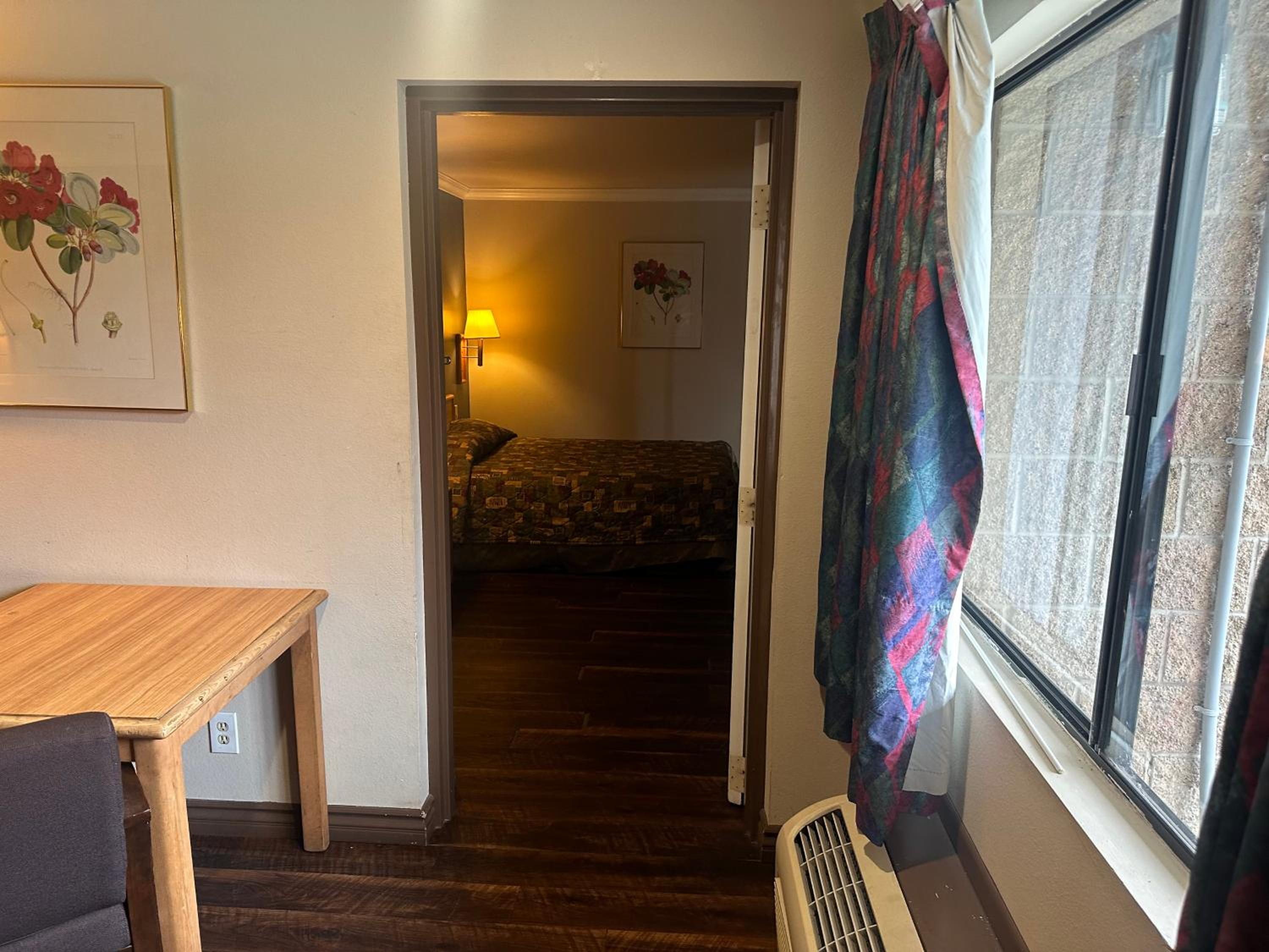 Deluxe King Suite - Photo 4