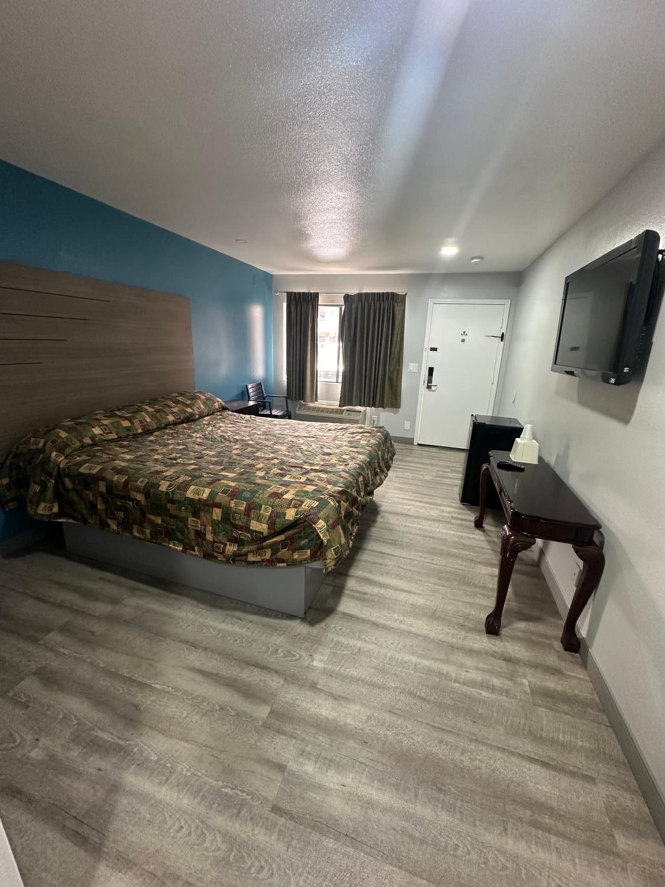 King Room - Non-Smoking - Photo 5