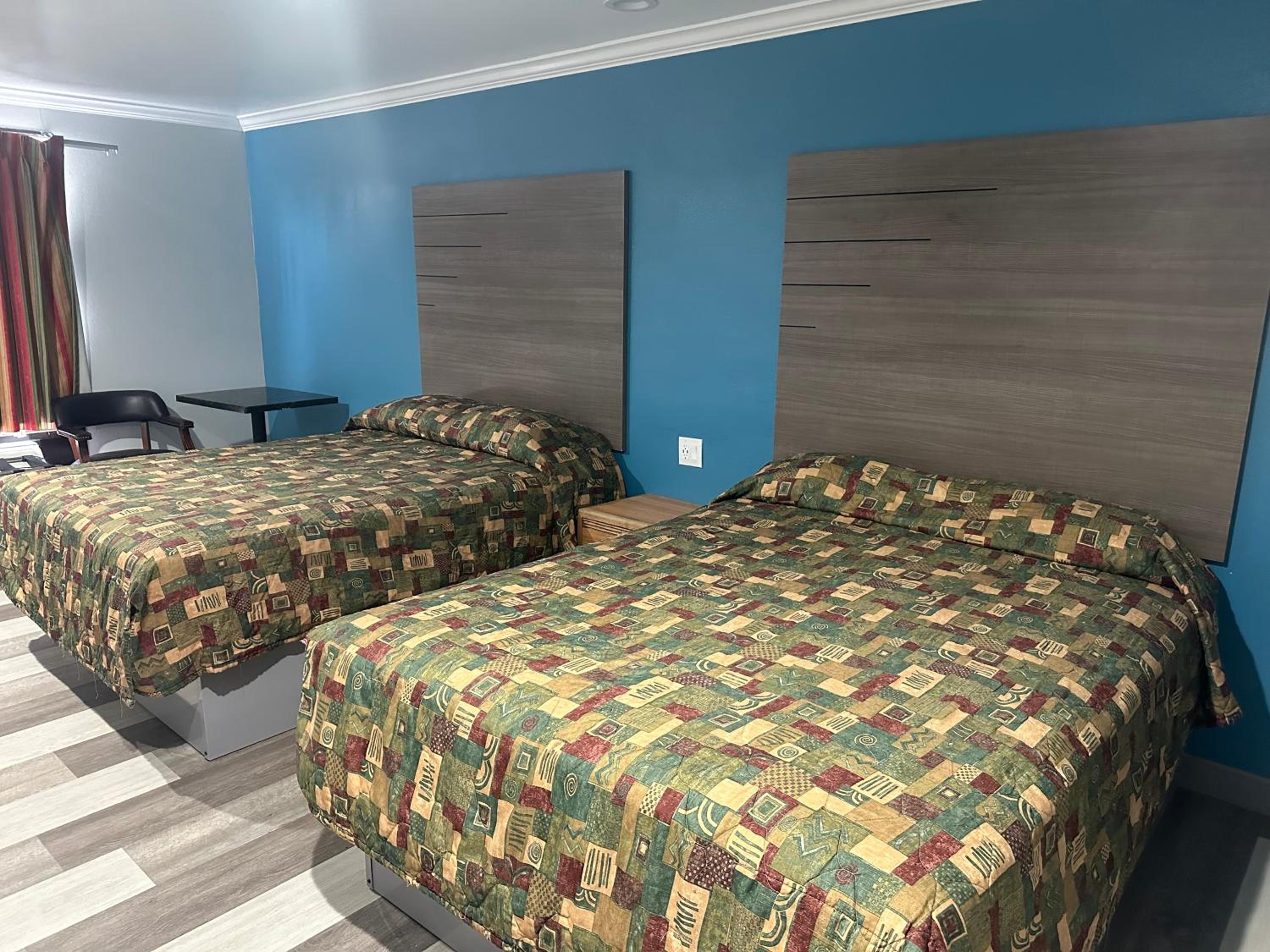 Queen Room with Two Queen Beds - Non-Smoking - Photo 7