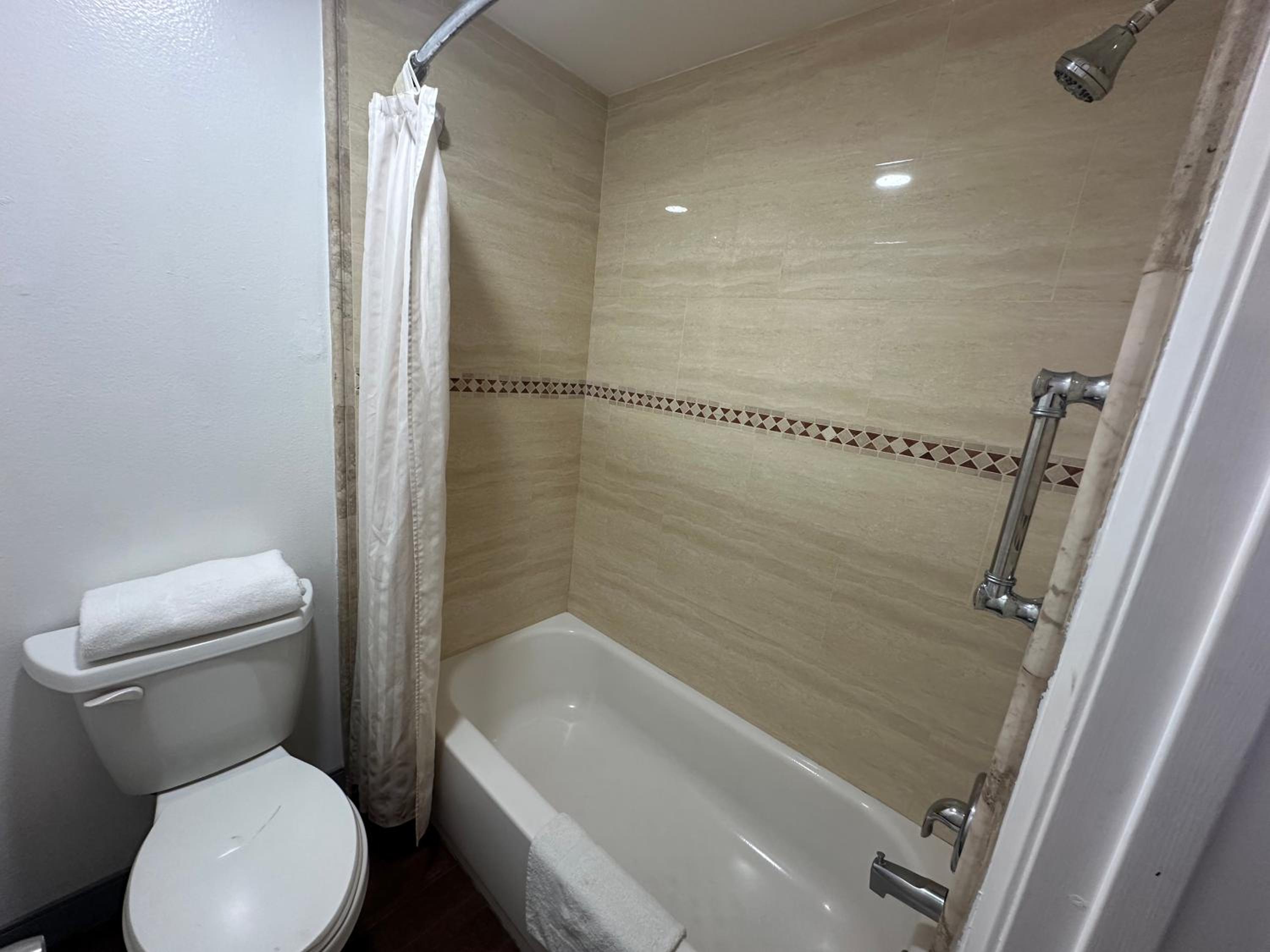 King Room - Non-Smoking - Photo 4