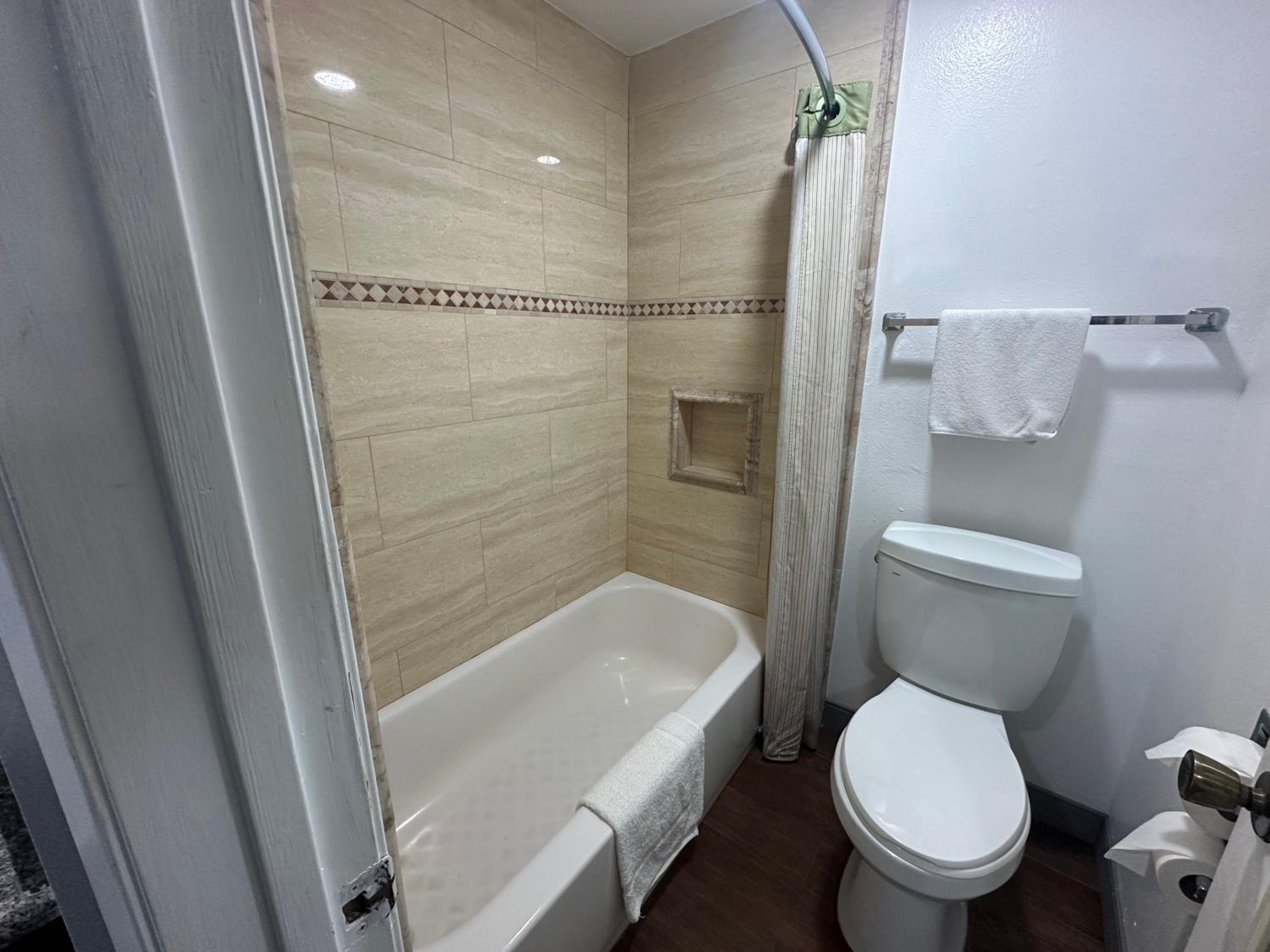 King Room - Non-Smoking - Photo 3