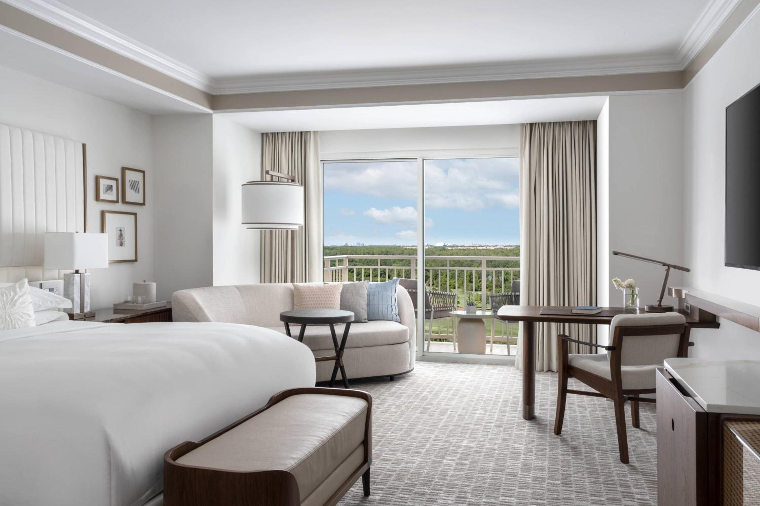 Club Lounge Access, 1 King Bed, Lakefront View, Pool View, Guest Room