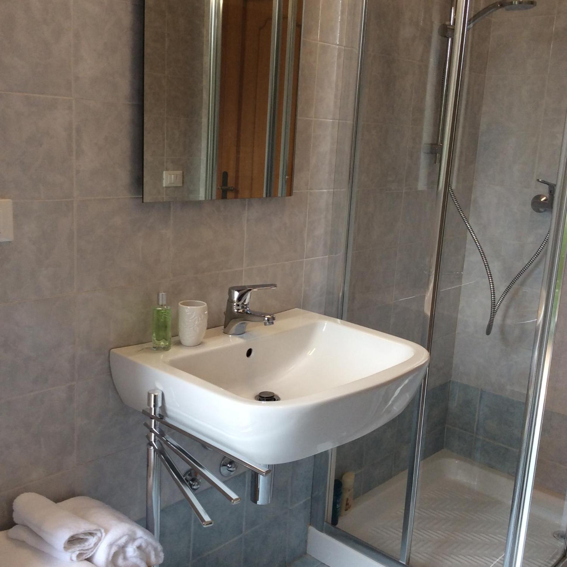Large Double Room with Private Bathroom - Photo 5