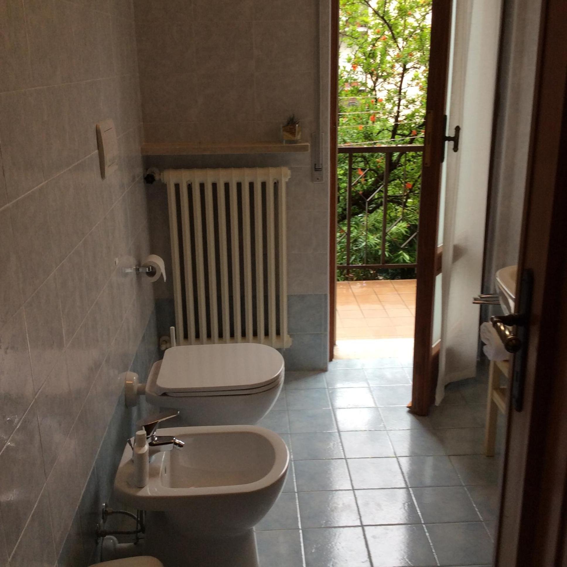 Large Double Room with Private Bathroom - Photo 9