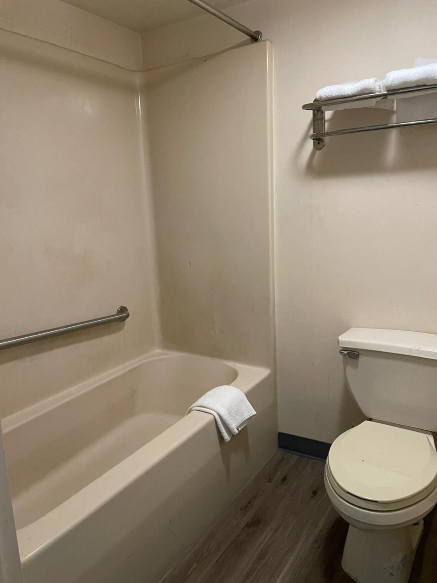 Deluxe Suite with Spa Bath - Photo 5