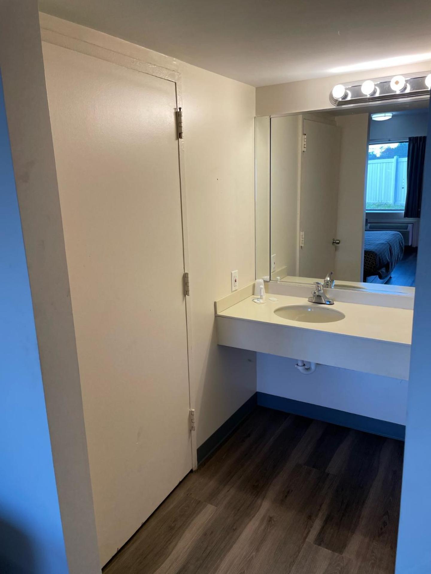 Double or Twin Room with Private Bathroom - Photo 4