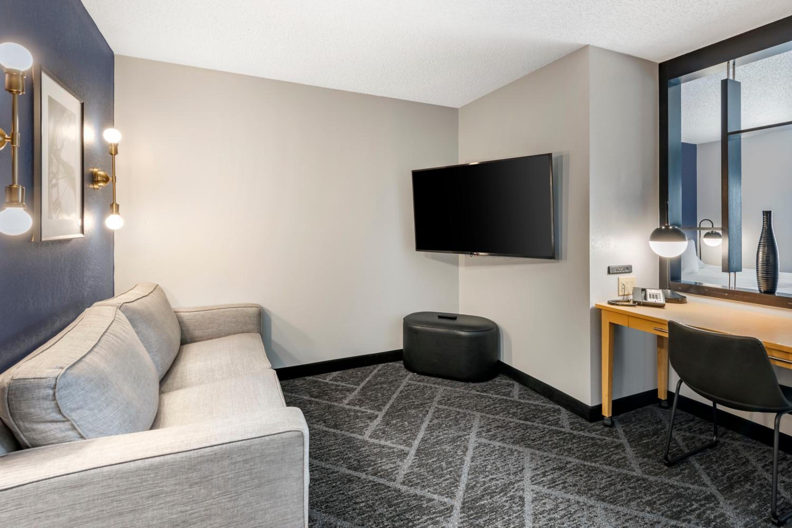 Queen Suite with Two Queen Beds - Non-Smoking - Photo 8
