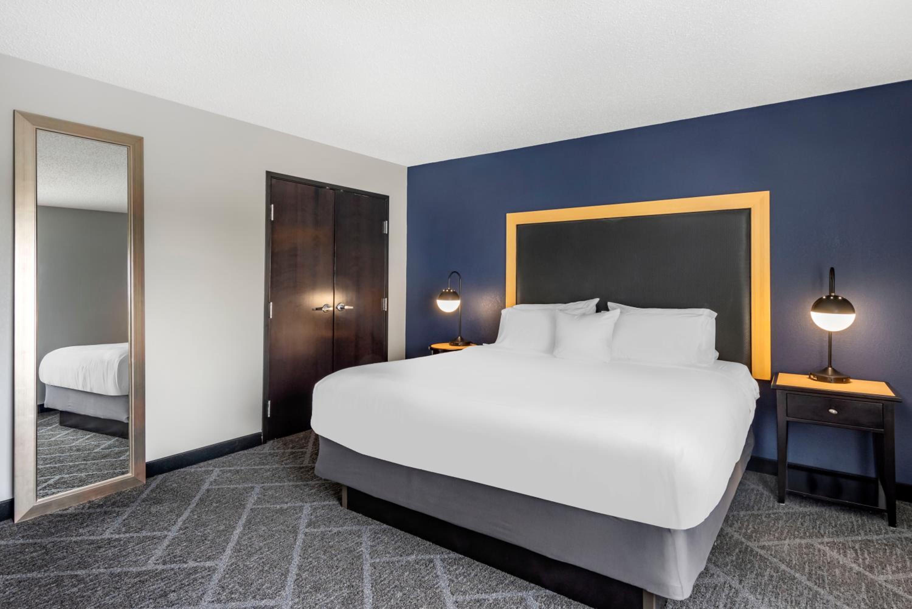 King Room - Non-Smoking - Photo 5
