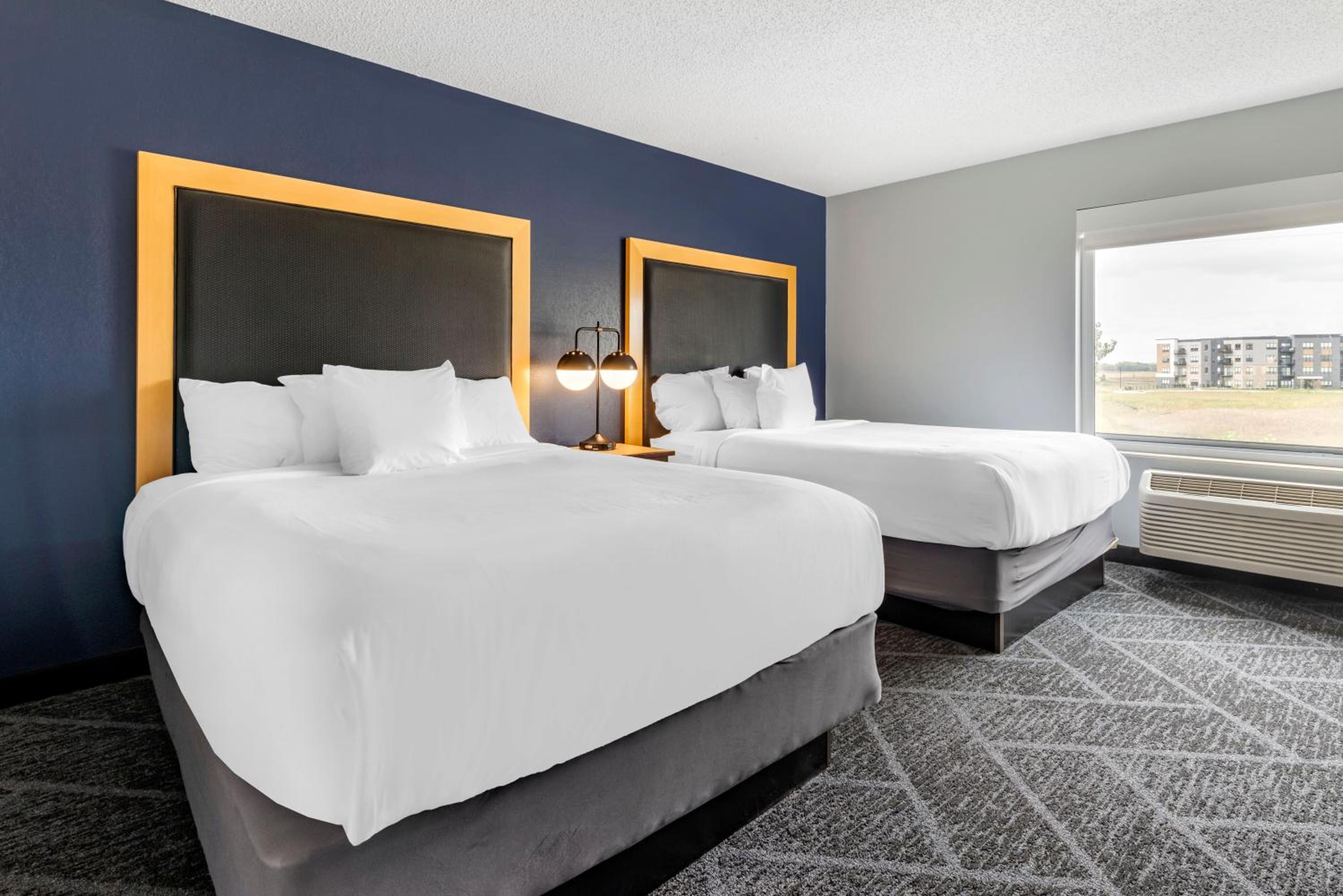 Queen Suite with Two Queen Beds - Non-Smoking - Photo 9