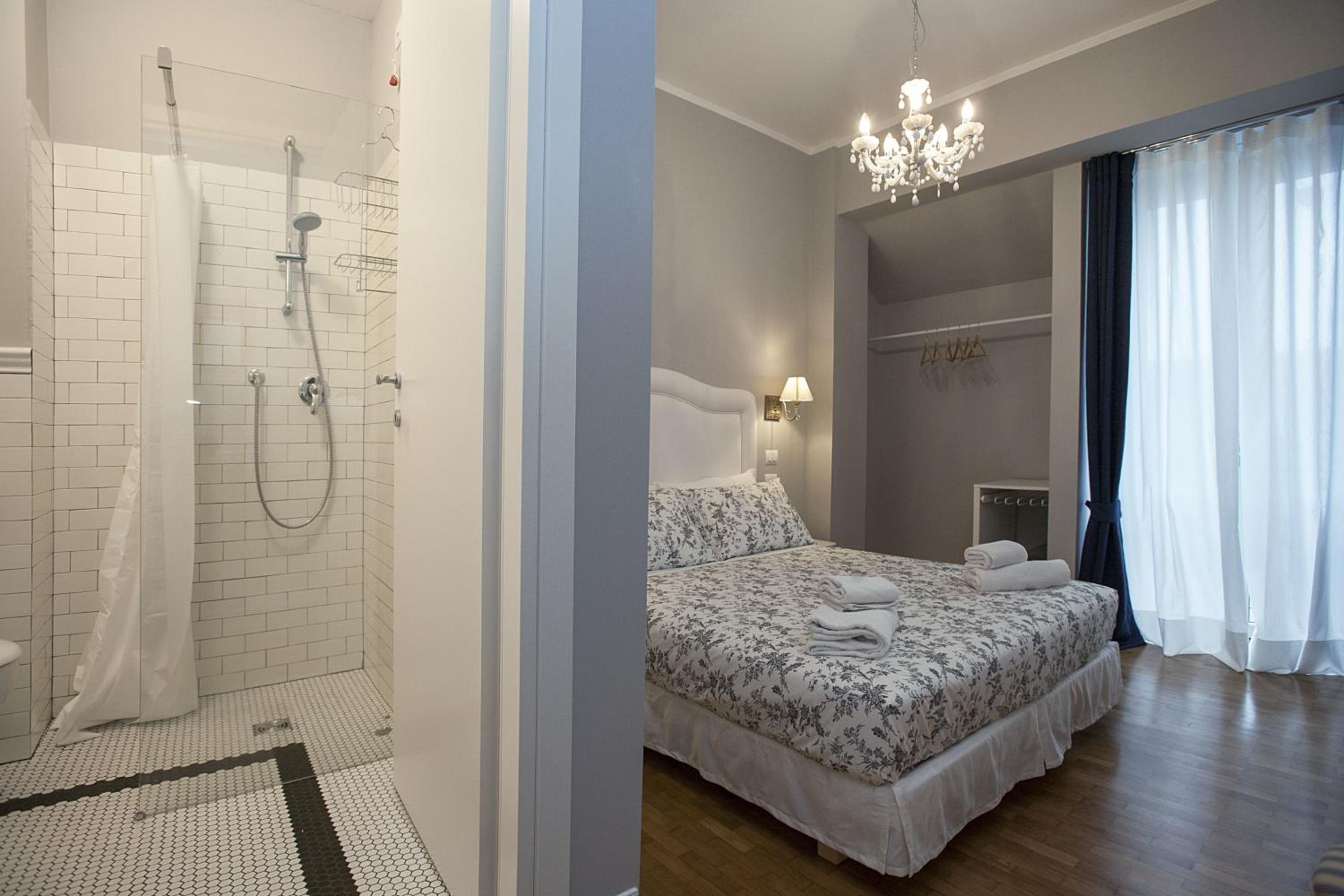 Queen Room photo 2