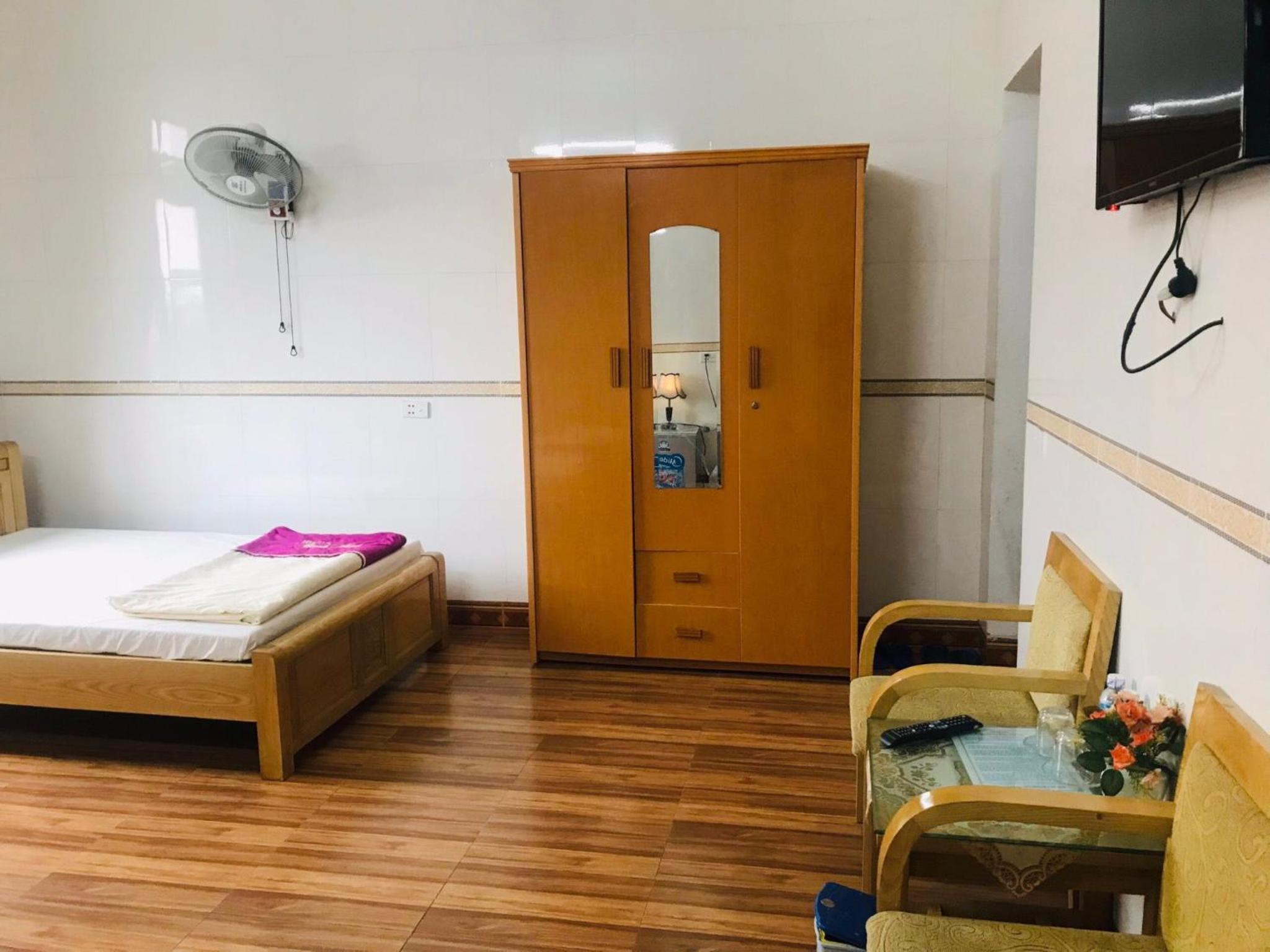 Standard Queen Room with Two Queen Beds - Photo 9