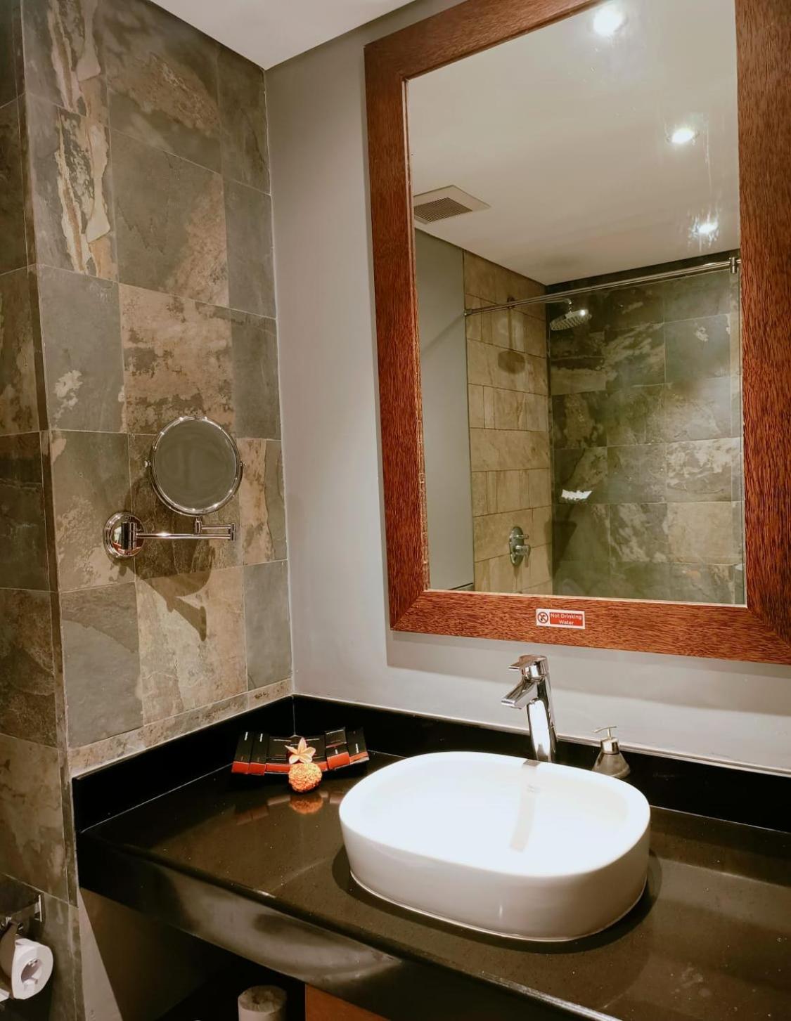 Deluxe Twin Room with Pool View - Non-Smoking