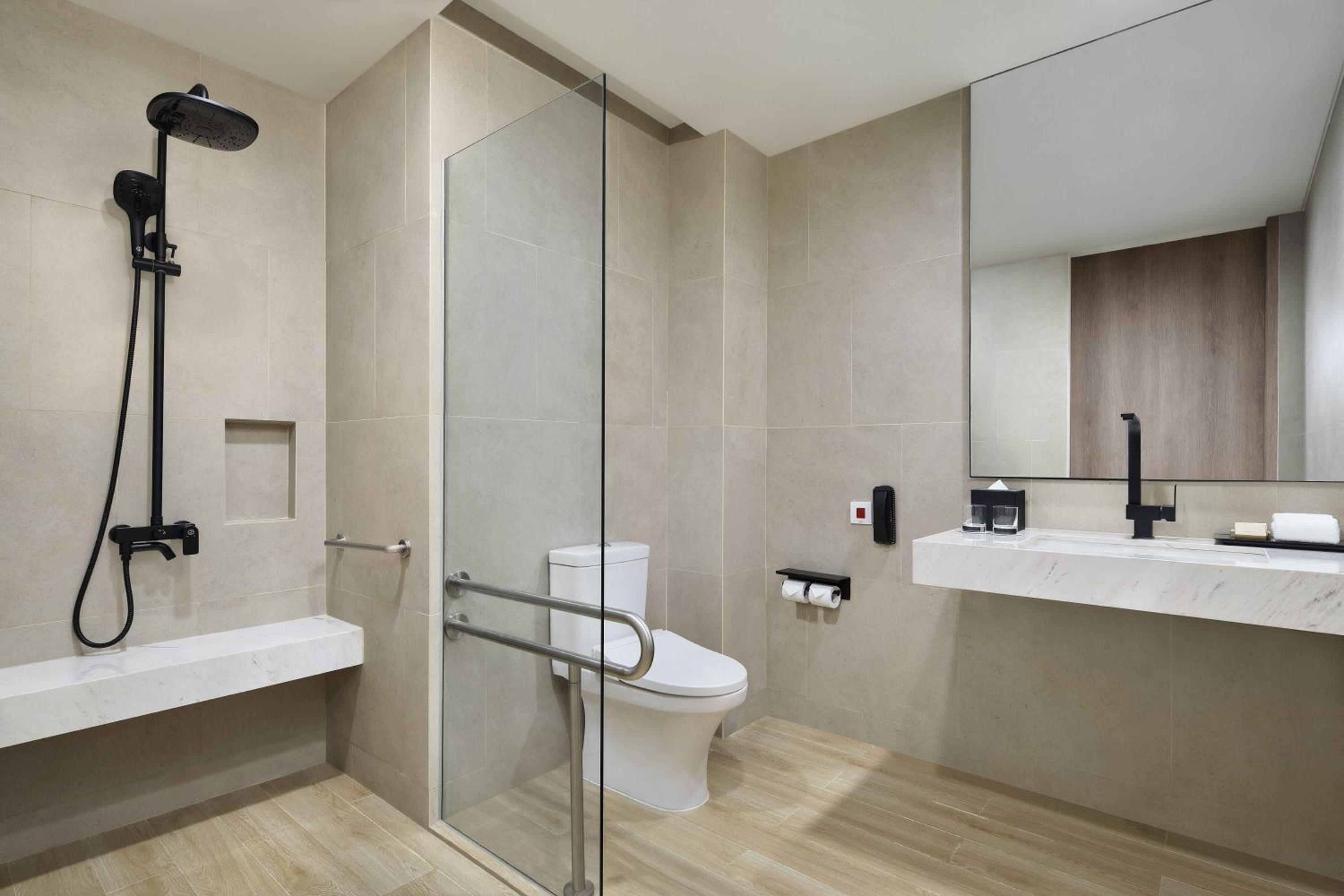 Deluxe Corner King Room with City View - Photo 2