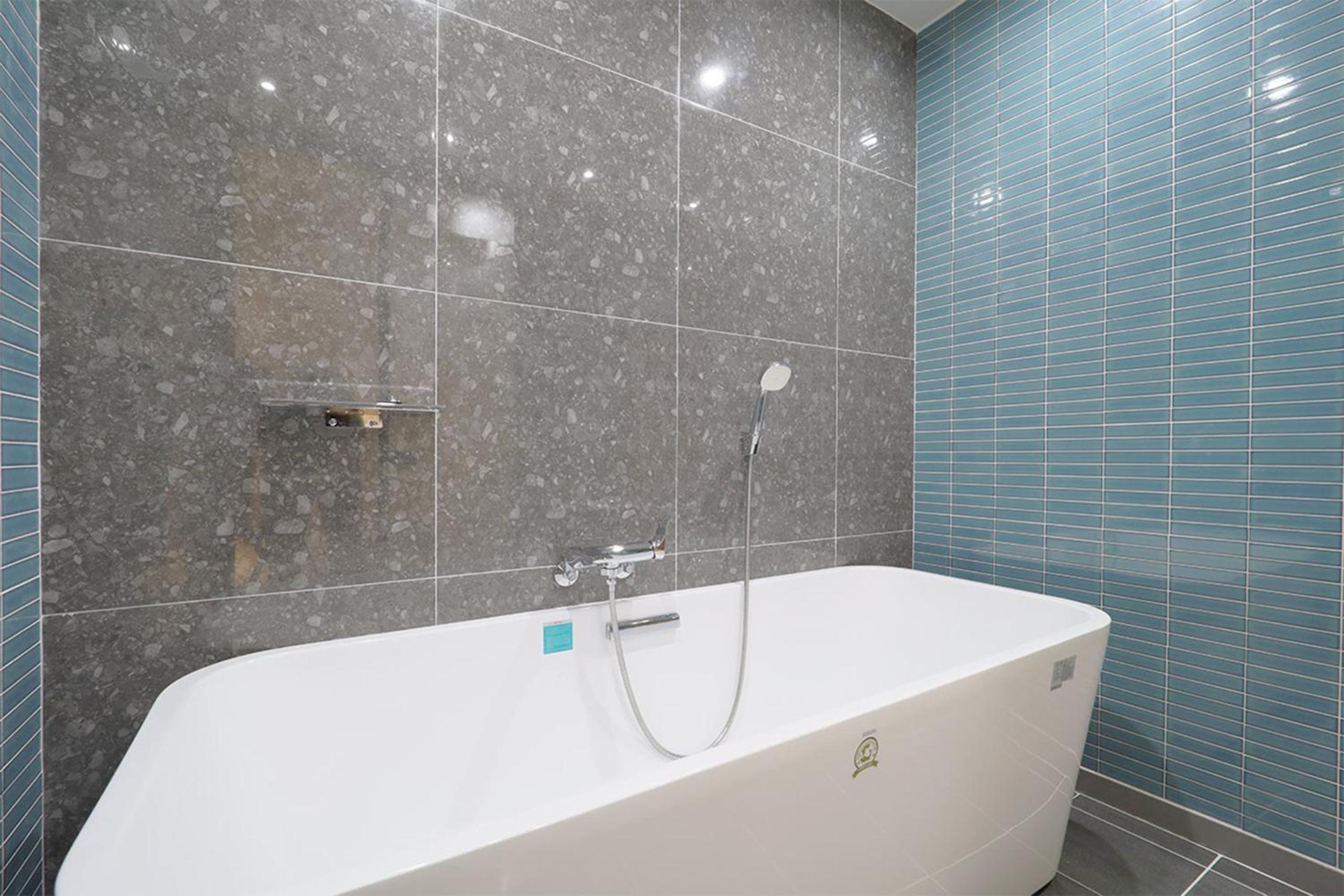 Deluxe Double Room with City View - Photo 6