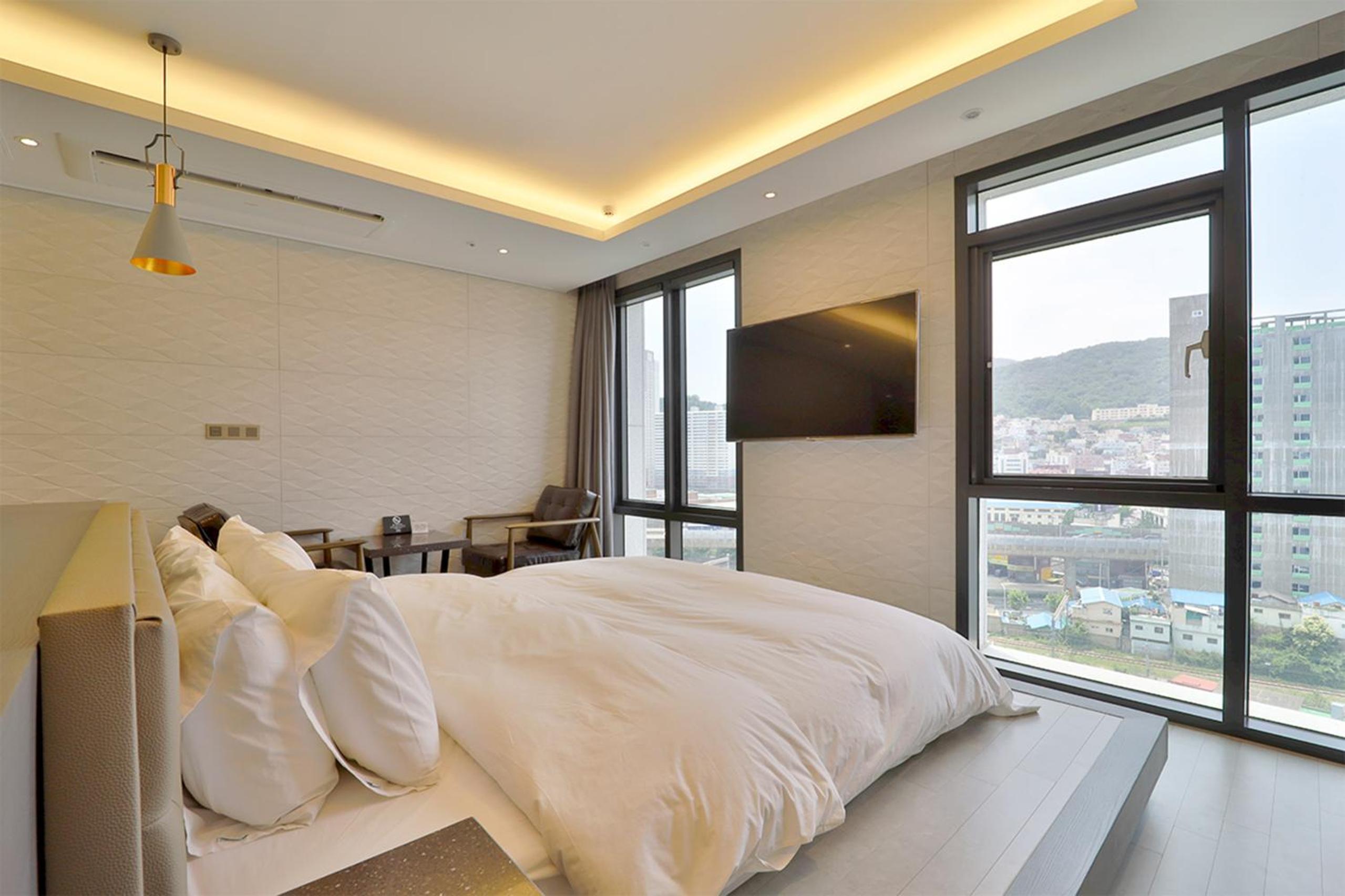 Suite with City View - Photo 6