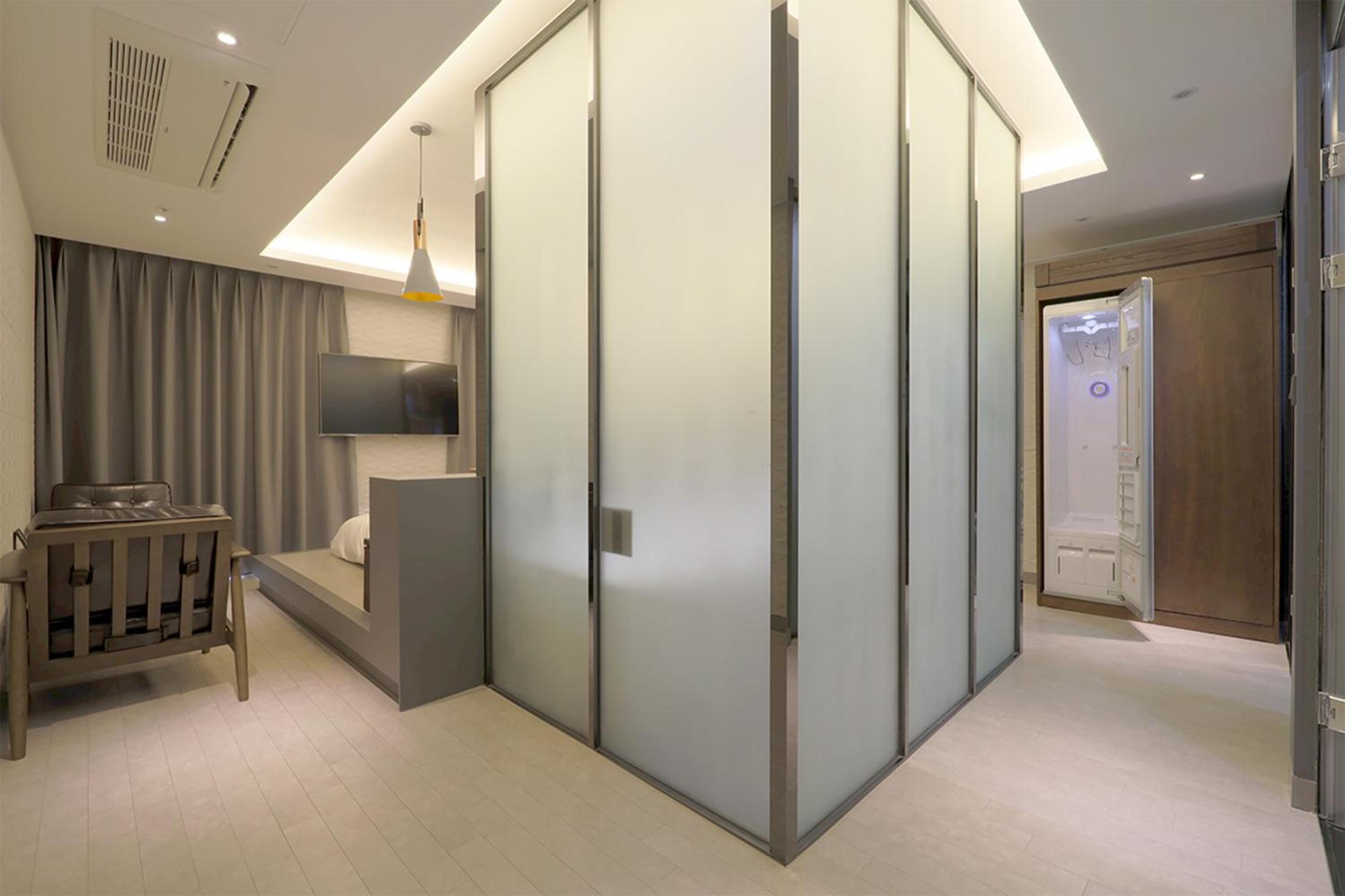 Suite with City View - Photo 7
