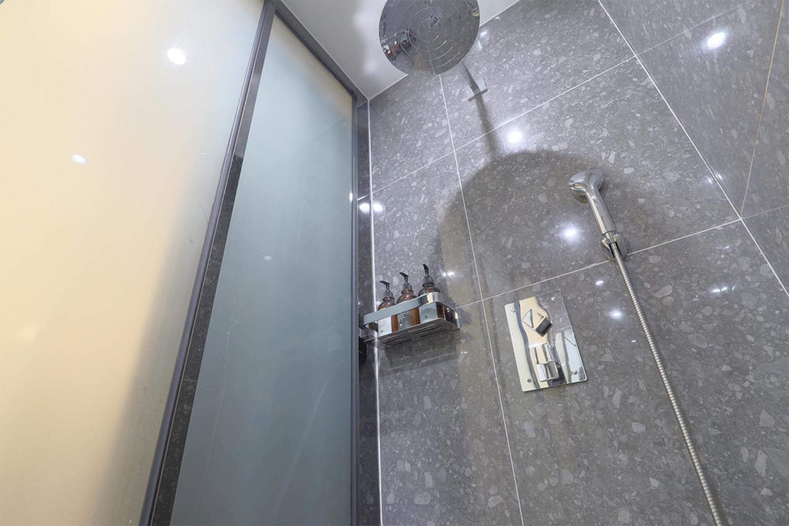 Suite with City View - Photo 8