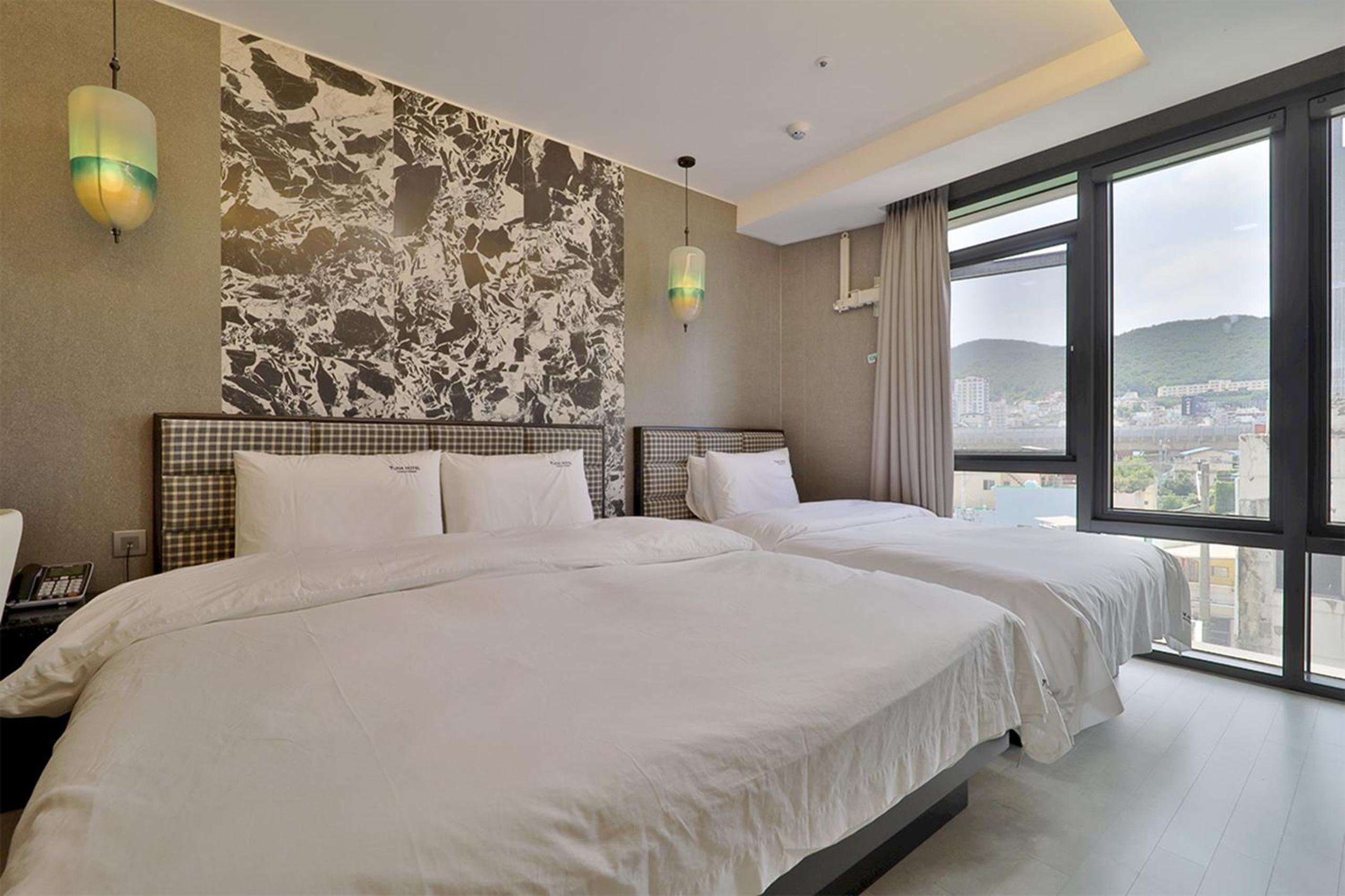 Large Twin Room with City View  - Photo 8