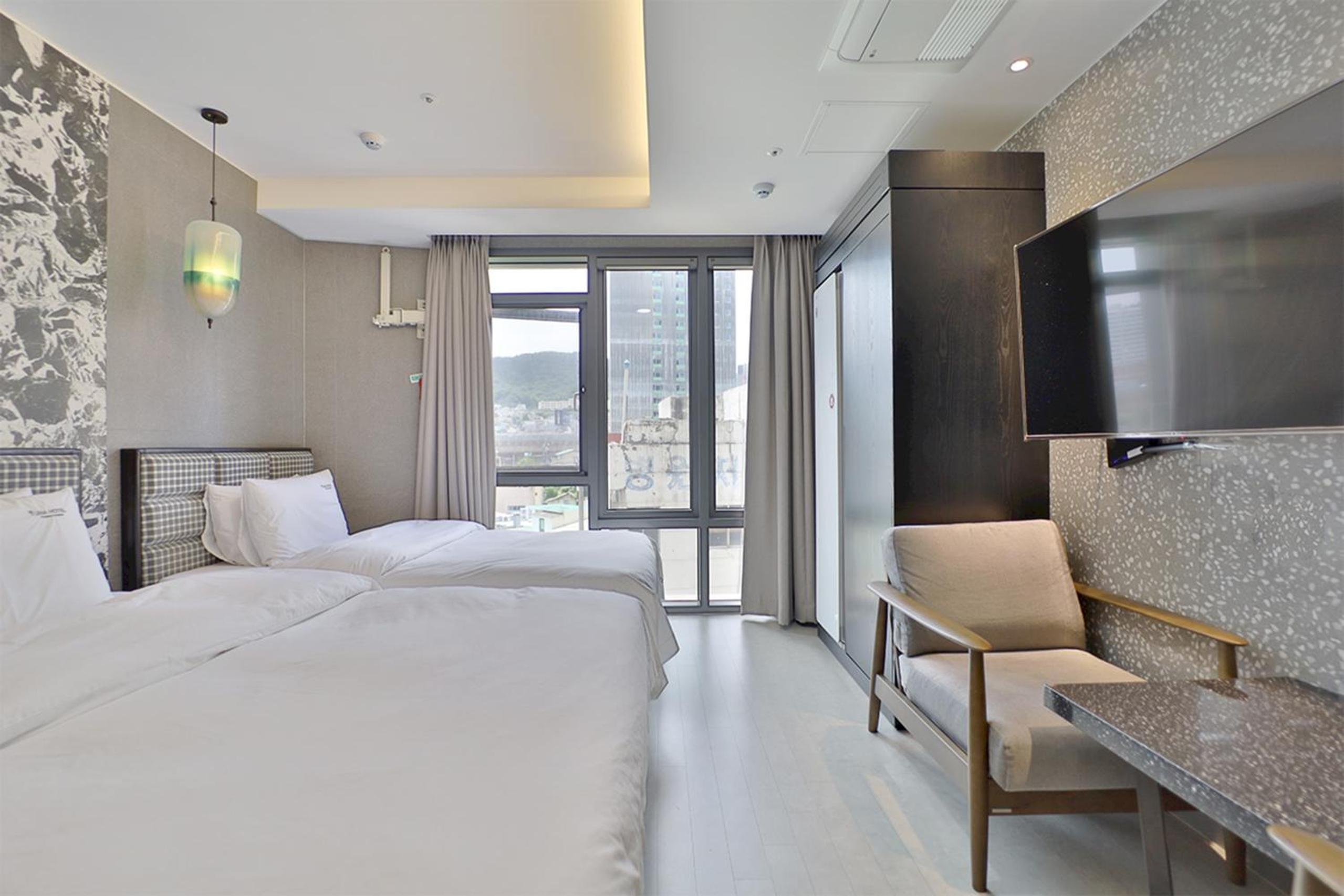 Large Twin Room with City View  - Photo 5