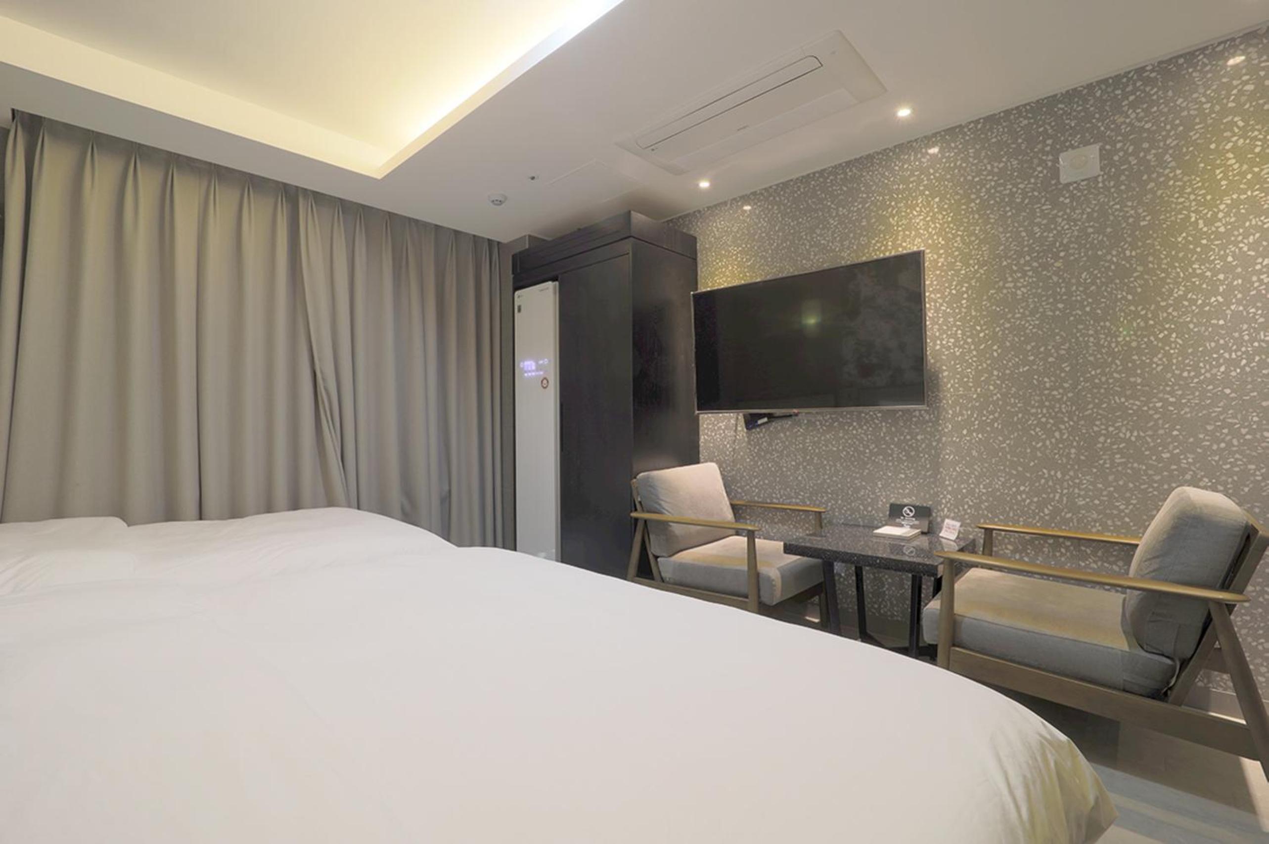 Large Twin Room with City View  - Photo 9