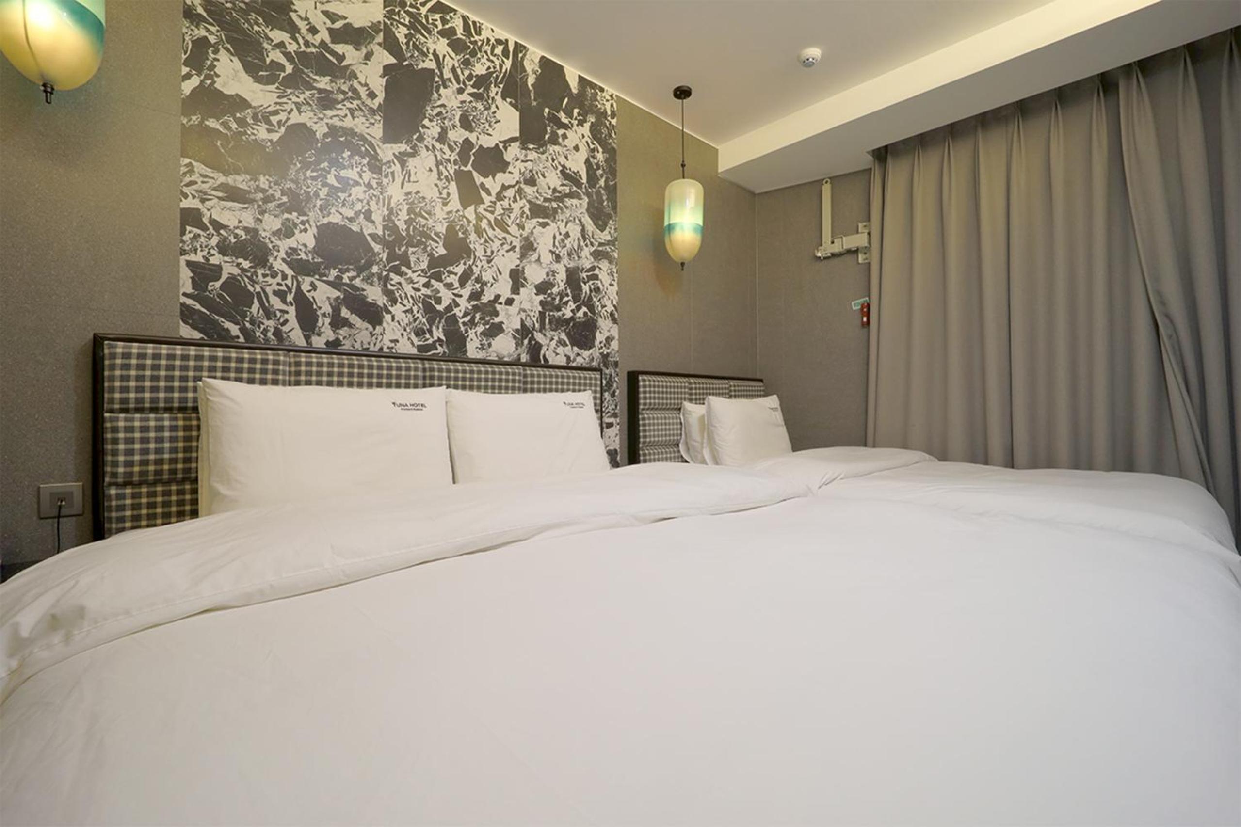 Large Twin Room with City View  - Photo 3