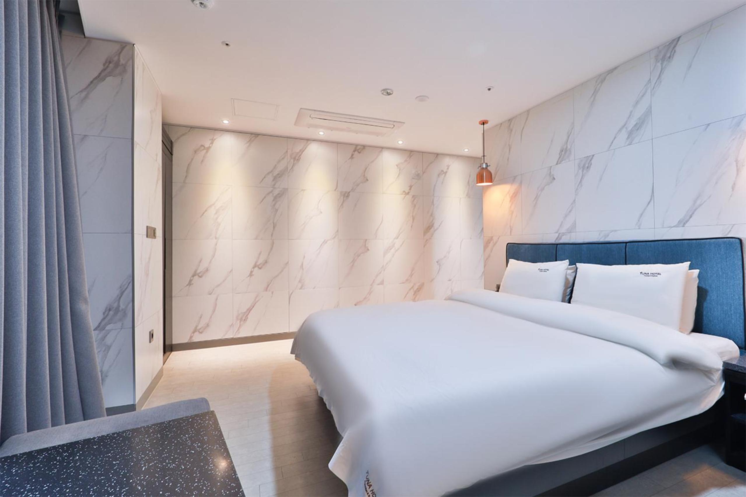 Superior Double Room with City View - Photo 3