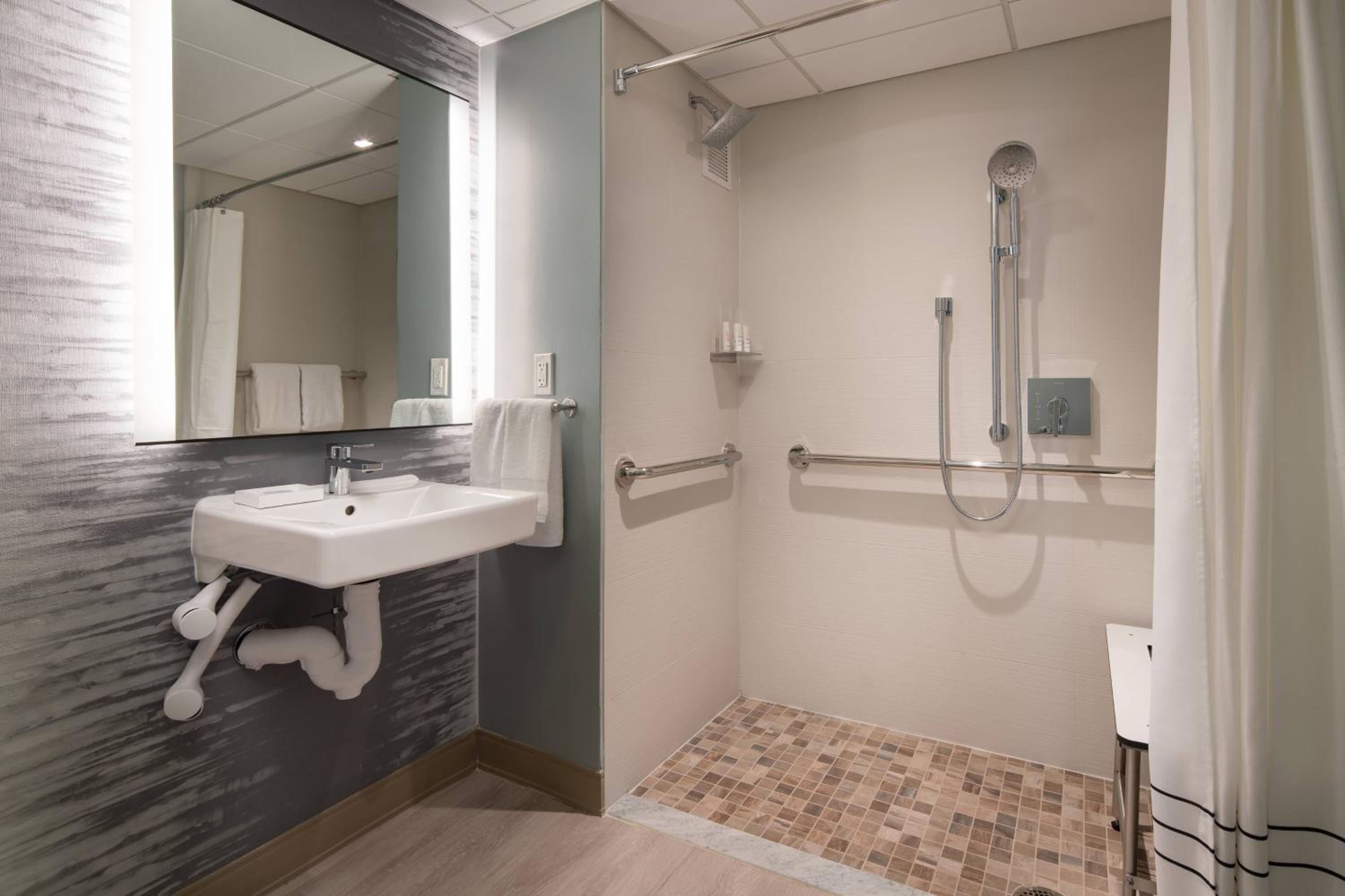 King Room - Hearing Accessible photo 2