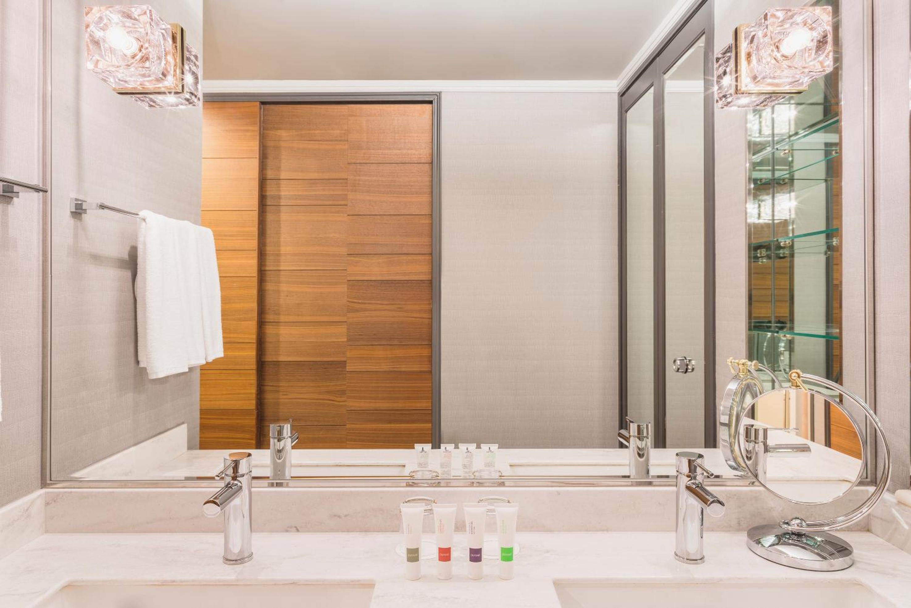 Deluxe Suite Twin photo 3
