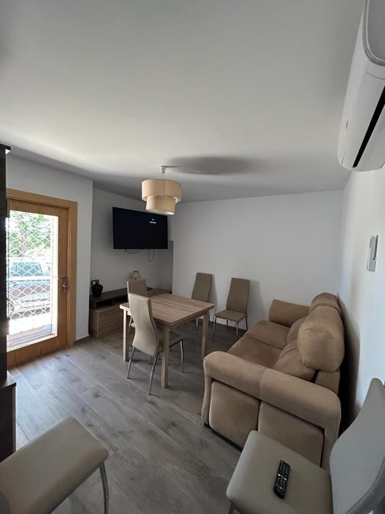 One-Bedroom House photo 2