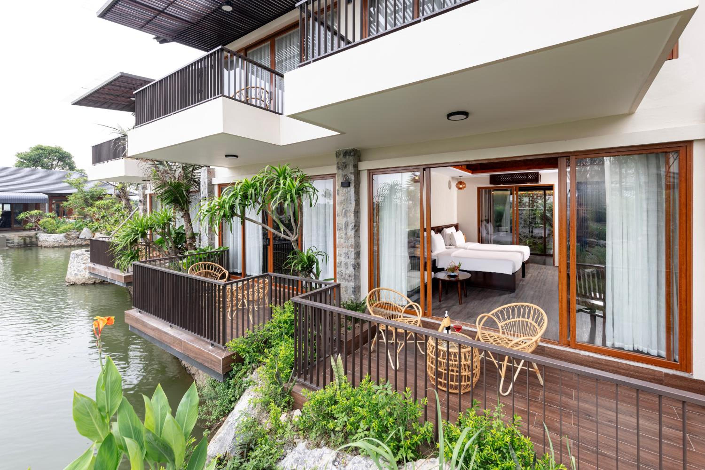 Deluxe Double or Twin Room with Lake View - Photo 8