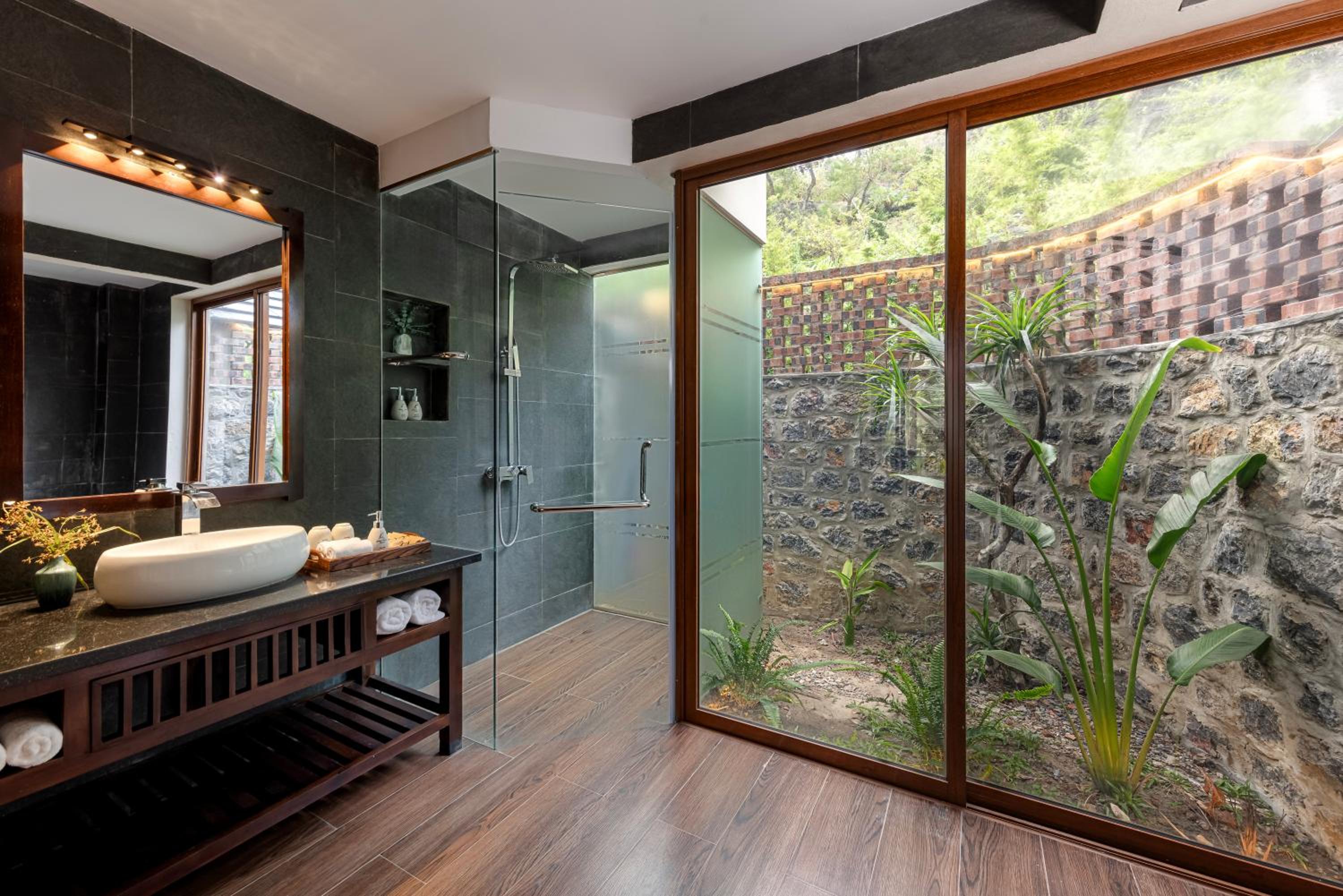 Deluxe Double or Twin Room with Lake View - Photo 6